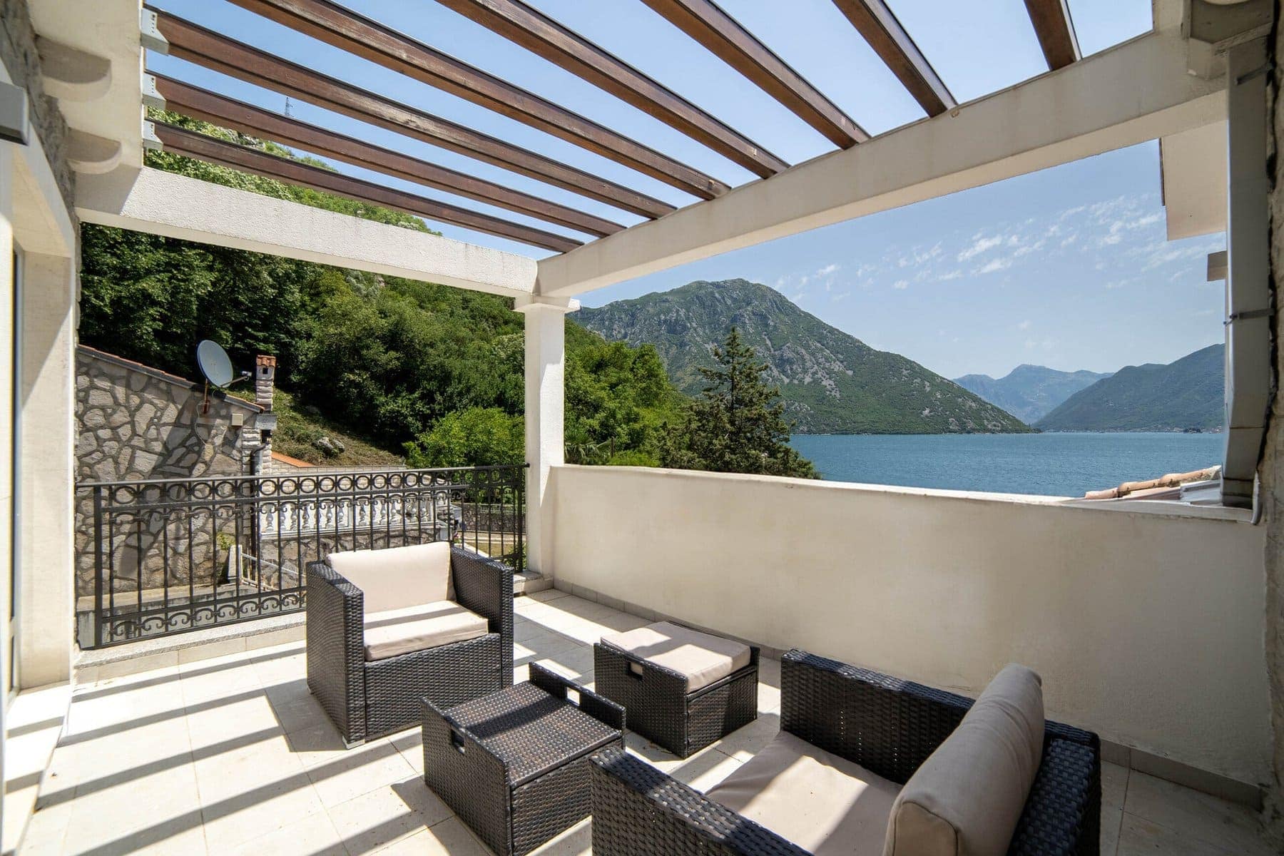 Contemporary Waterfront Villa Strp (19)