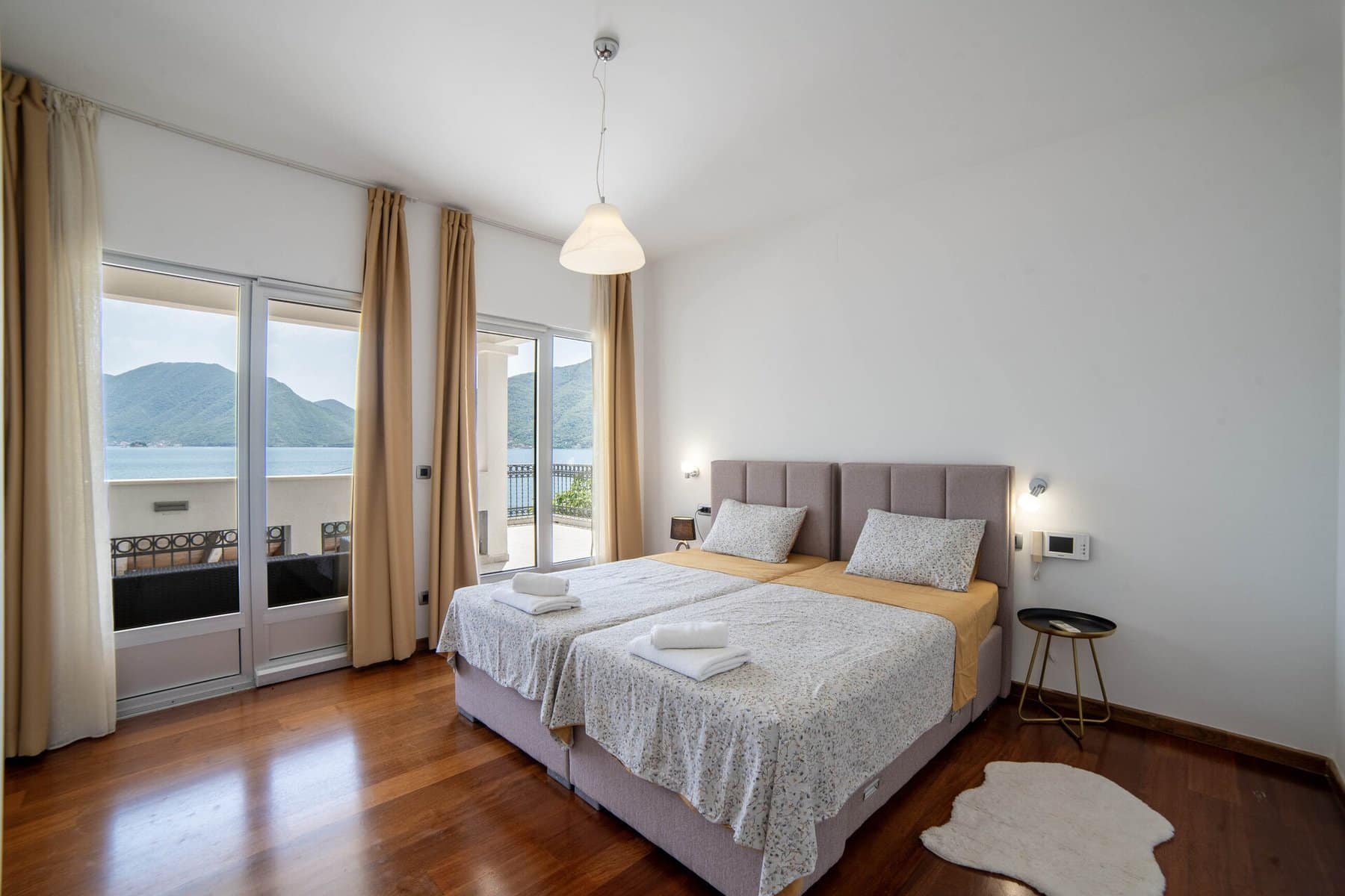 Contemporary Waterfront Villa Strp (20)