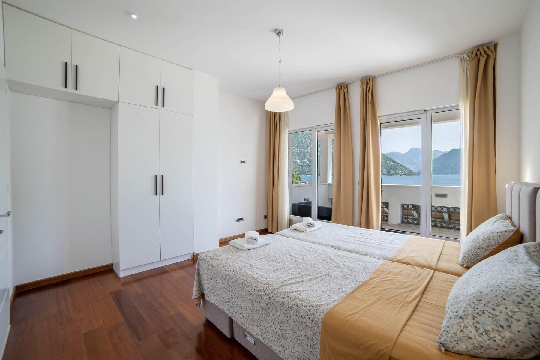 Contemporary Waterfront Villa Strp (21)