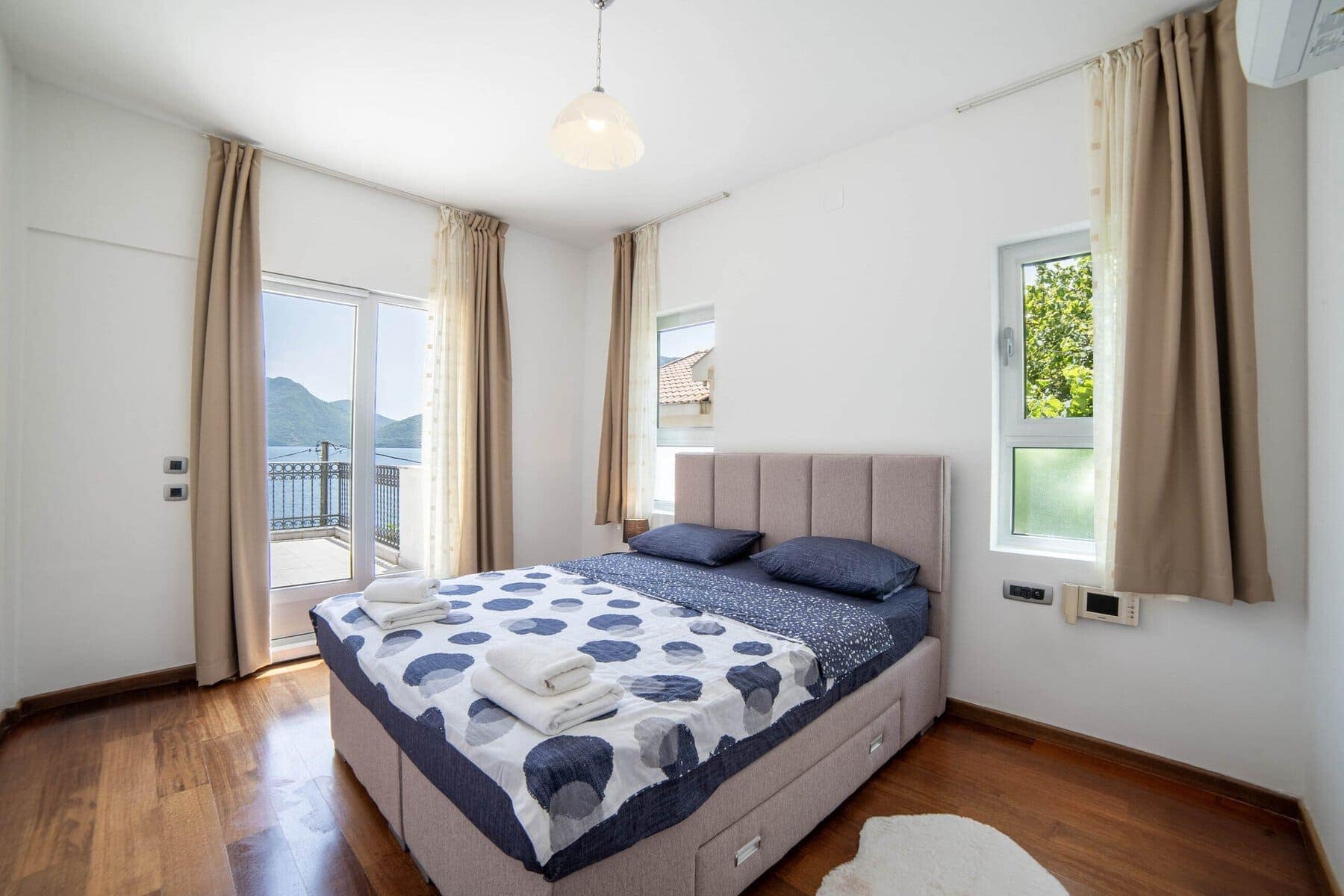 Contemporary Waterfront Villa Strp (24)