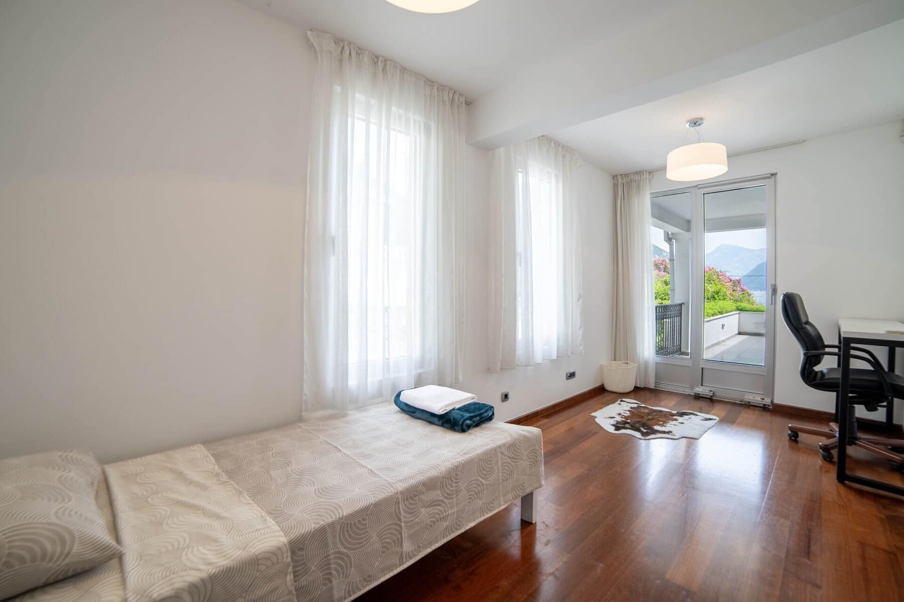 Contemporary Waterfront Villa Strp (26)
