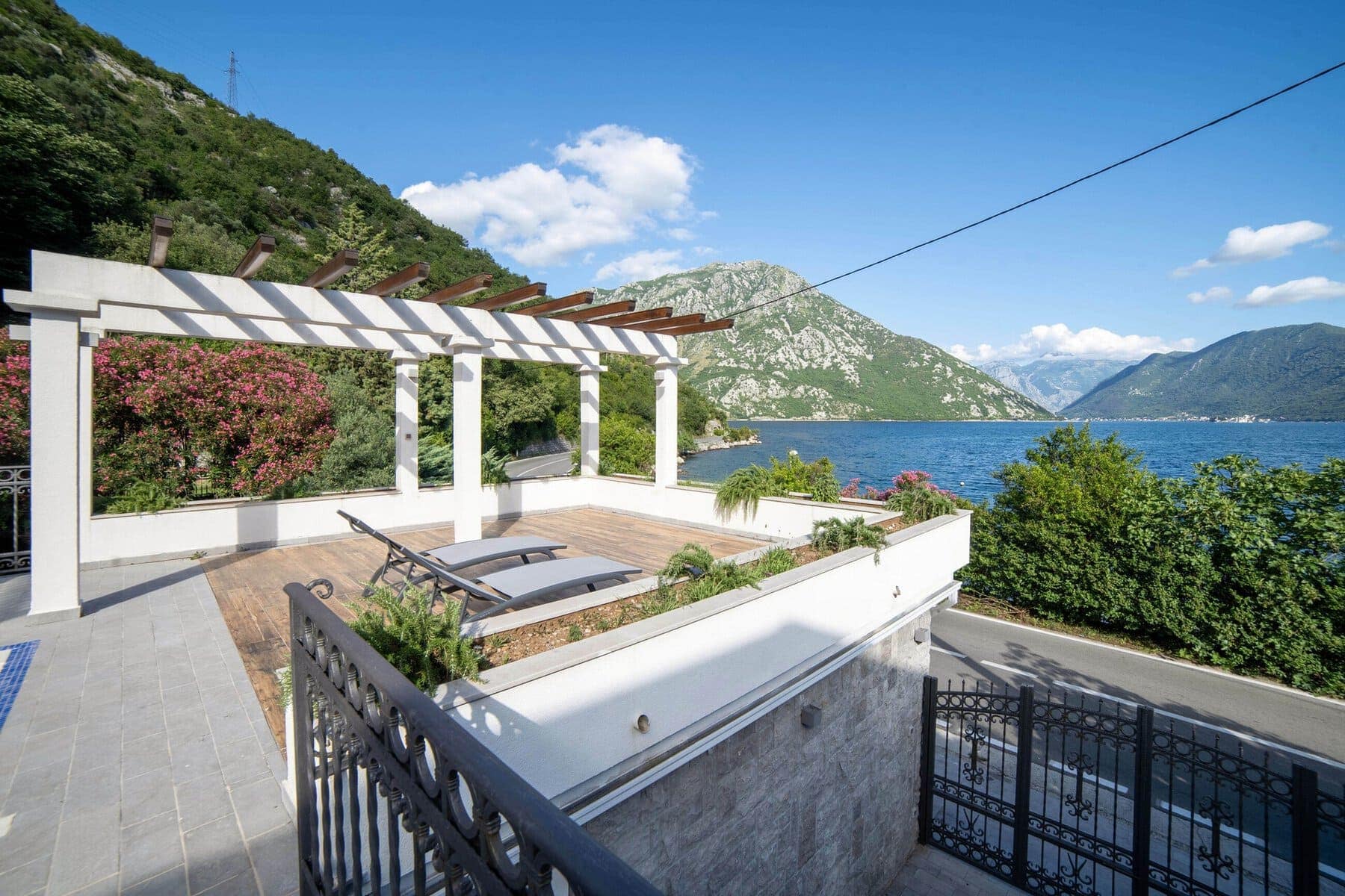 Contemporary Waterfront Villa Strp (29)