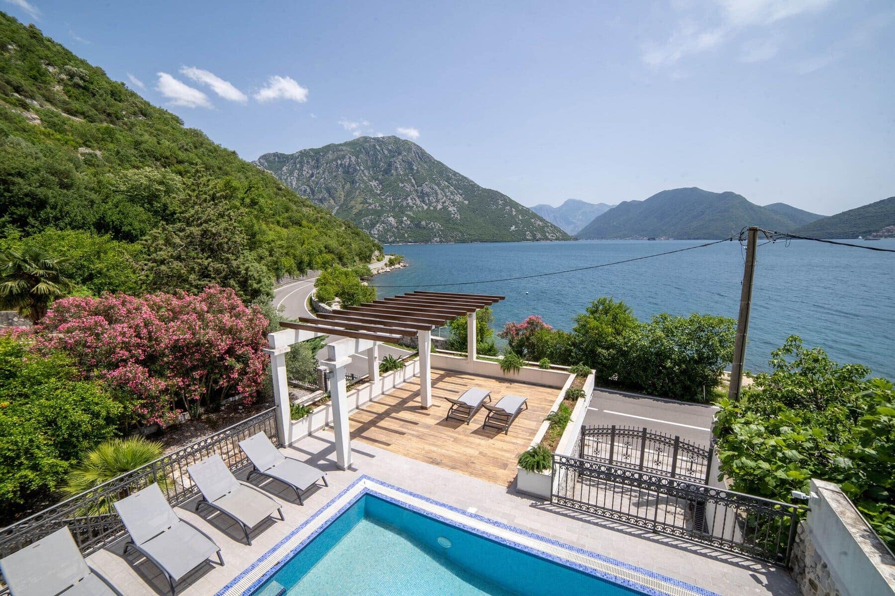 Contemporary Waterfront Villa Strp (30)