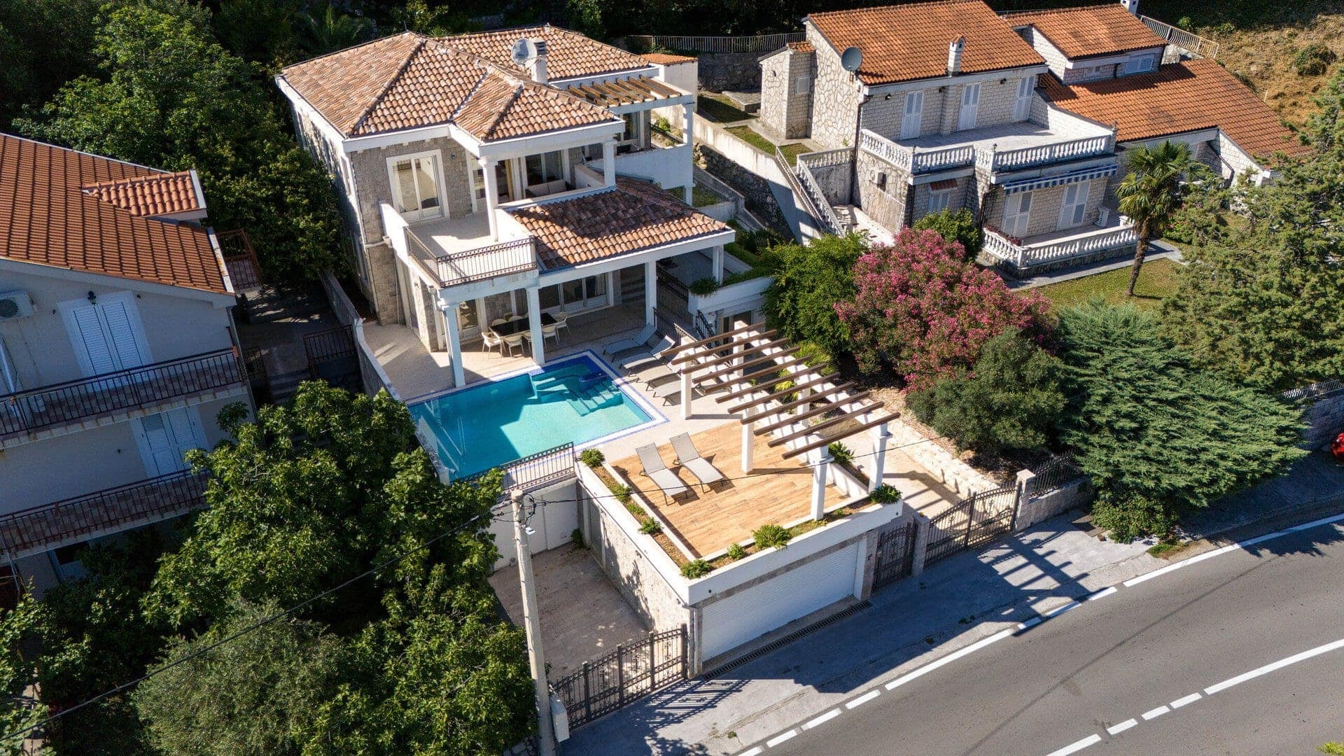 Contemporary Waterfront Villa Strp (31)