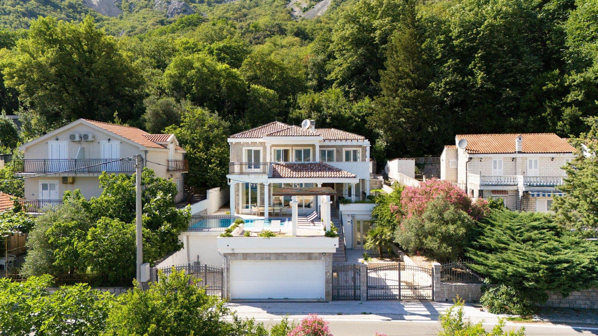 Contemporary Waterfront Villa Strp (32)