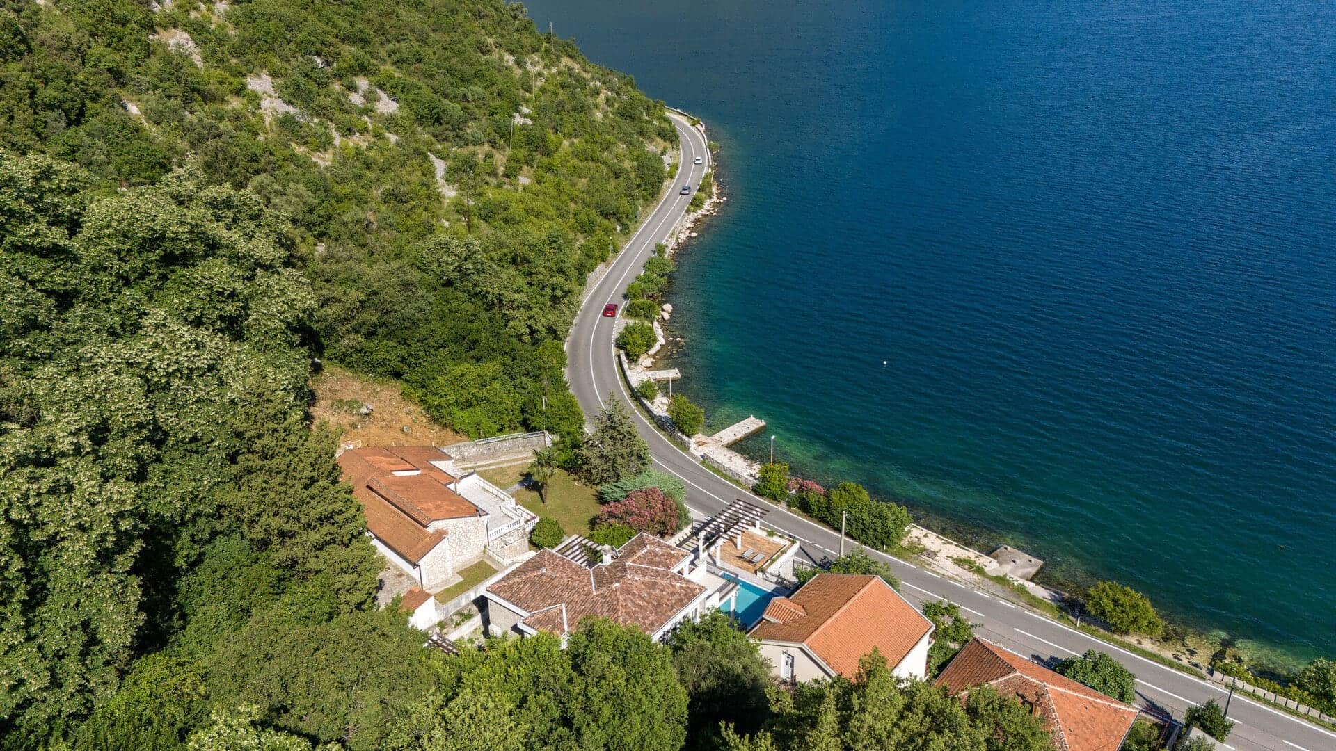 Contemporary Waterfront Villa Strp (34)
