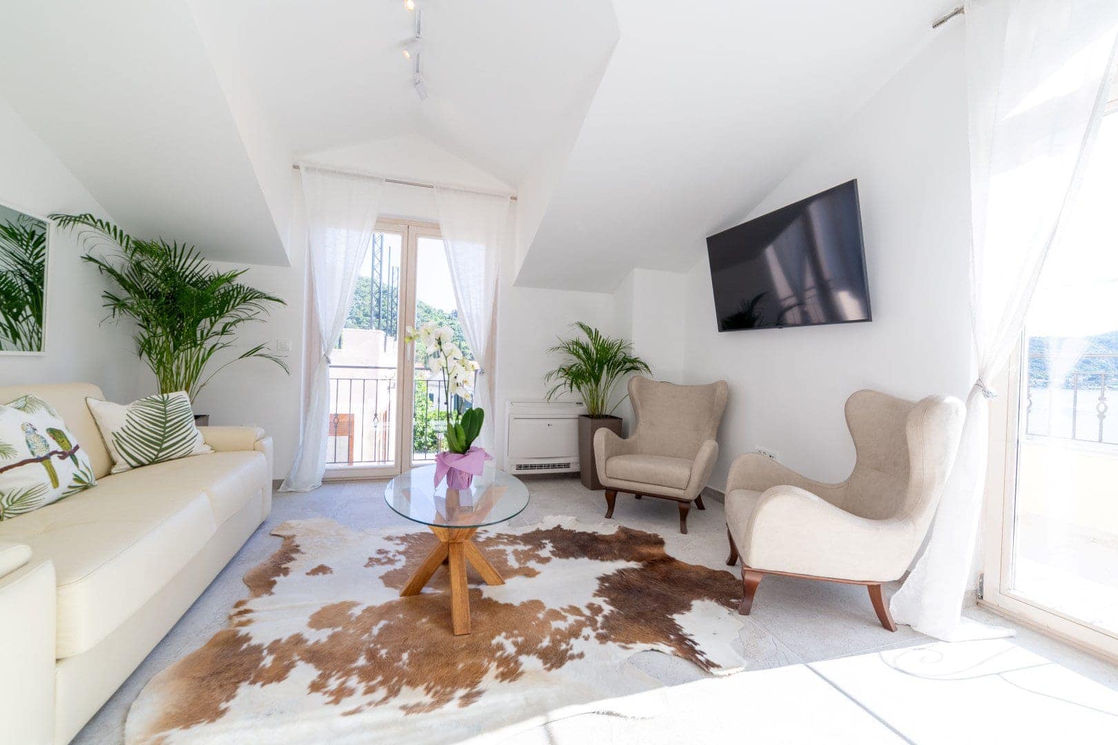 Three-story villa on the first line to the sea for rent in Lepetane (13)