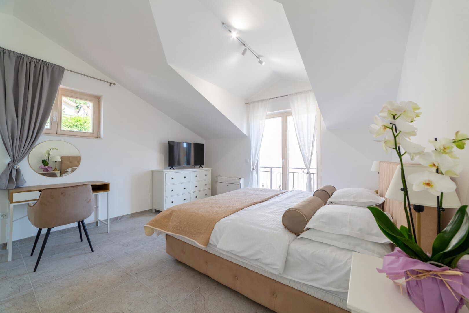 Three-story villa on the first line to the sea for rent in Lepetane (14)