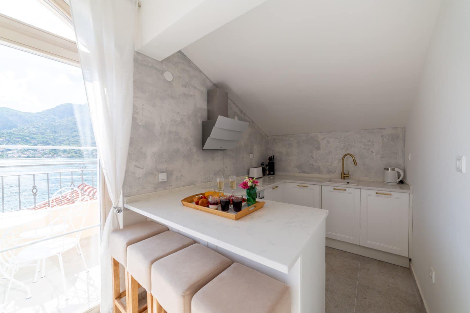 Three-story villa on the first line to the sea for rent in Lepetane (15)