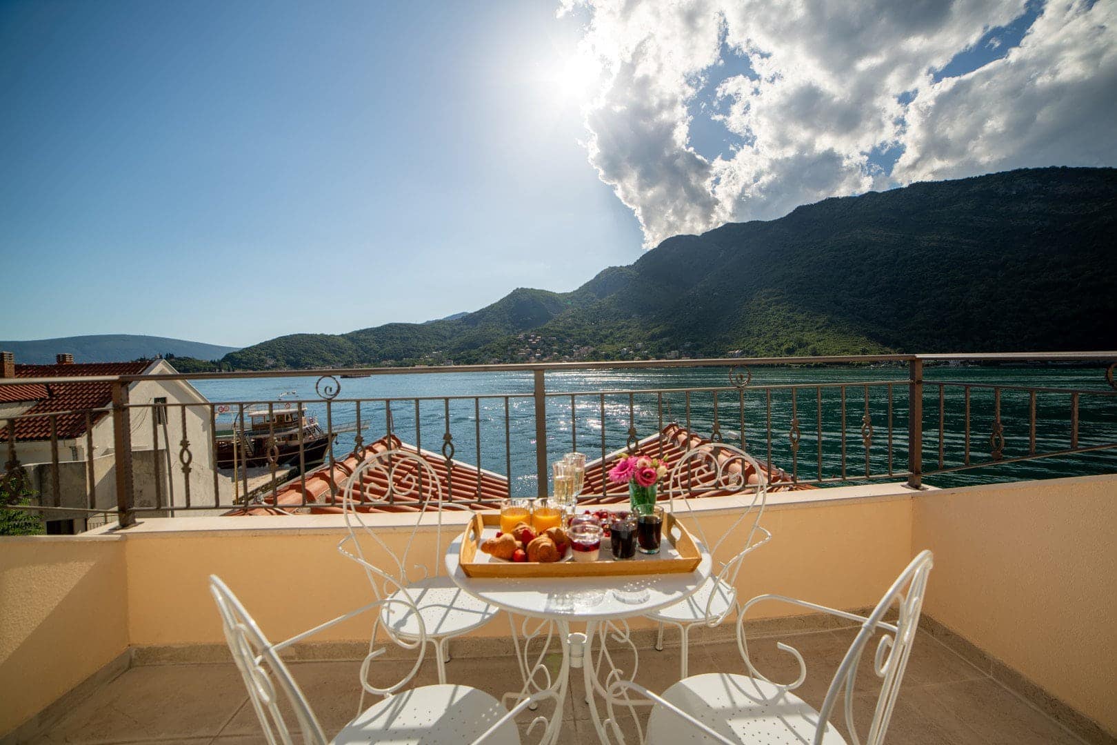 Three-story villa on the first line to the sea for rent in Lepetane (16)
