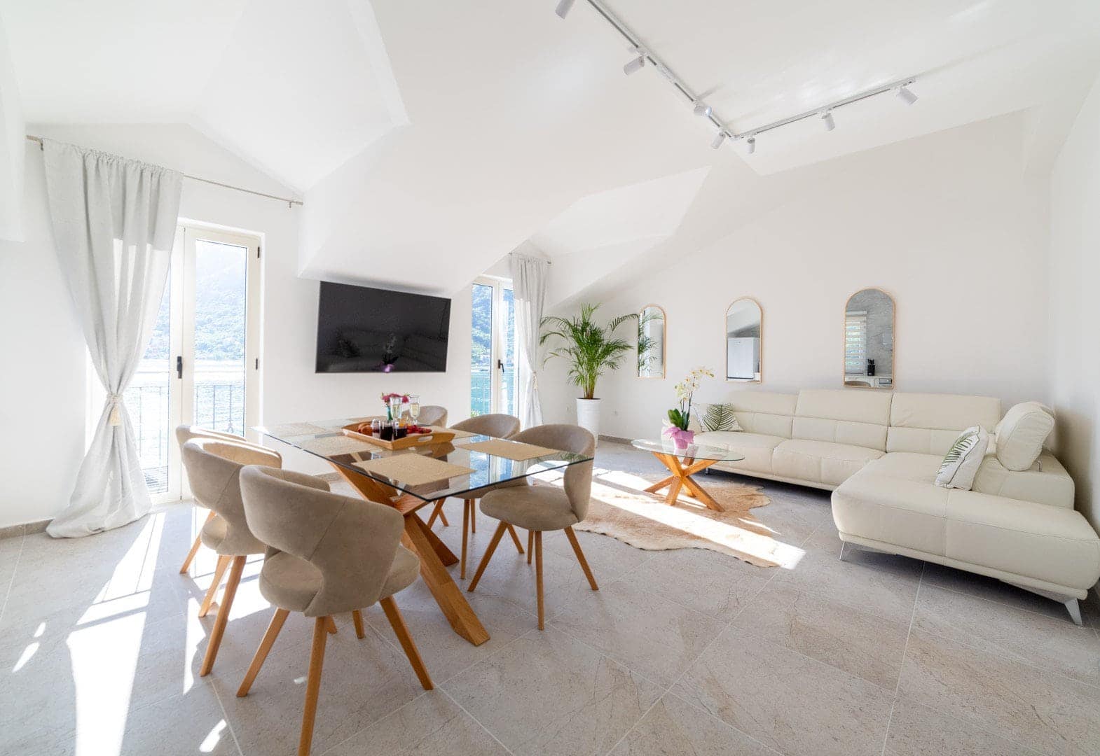 Three-story villa on the first line to the sea for rent in Lepetane (8)