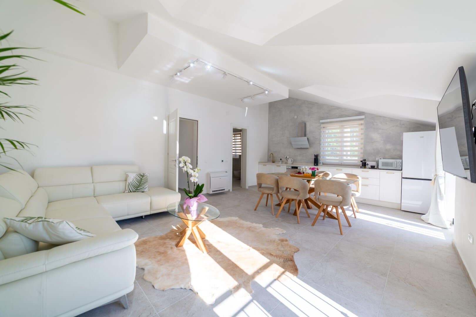 Three-story villa on the first line to the sea for rent in Lepetane (9)