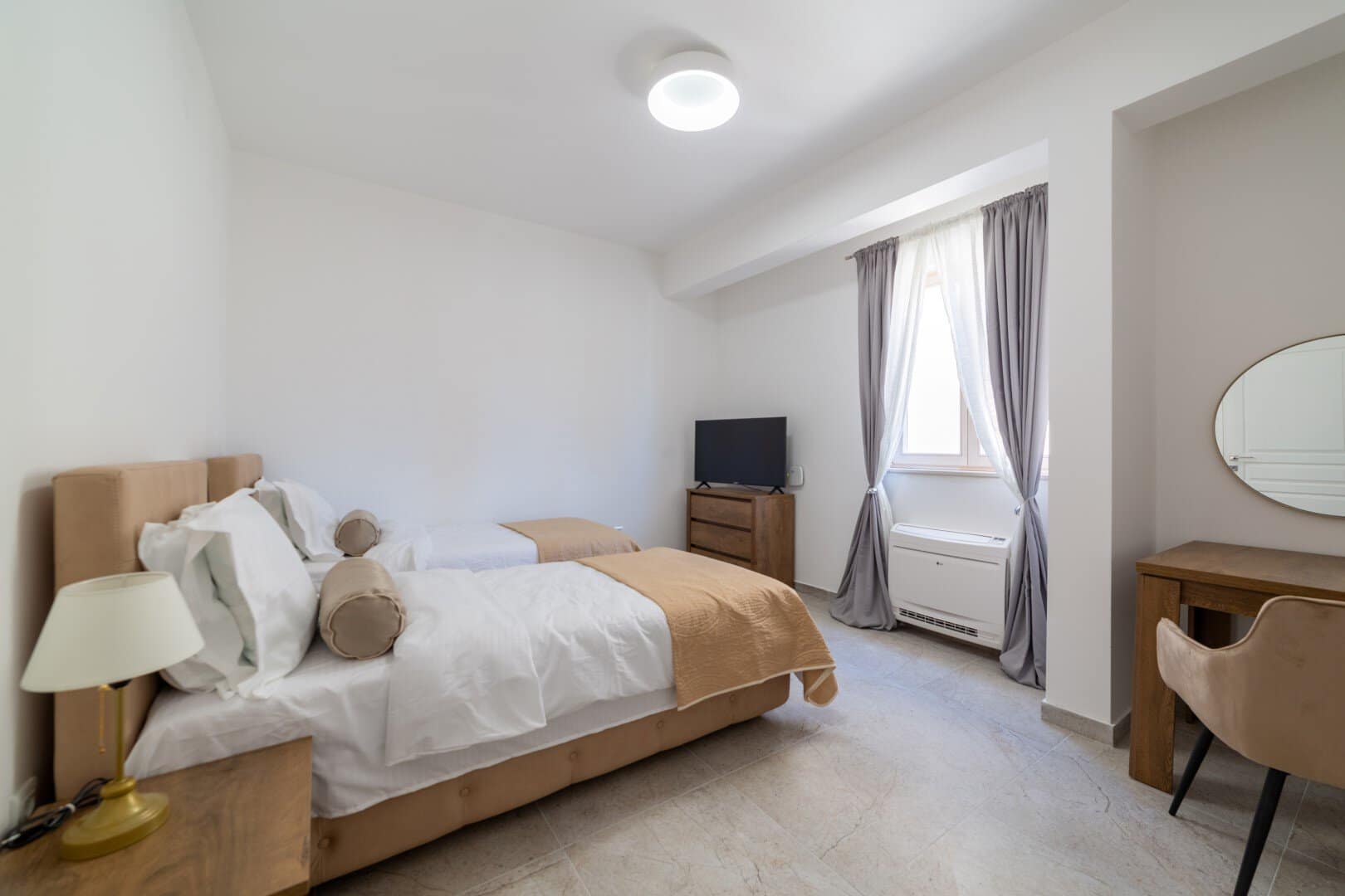 Three-story villa on the first line to the sea for rent in Lepetane (10)