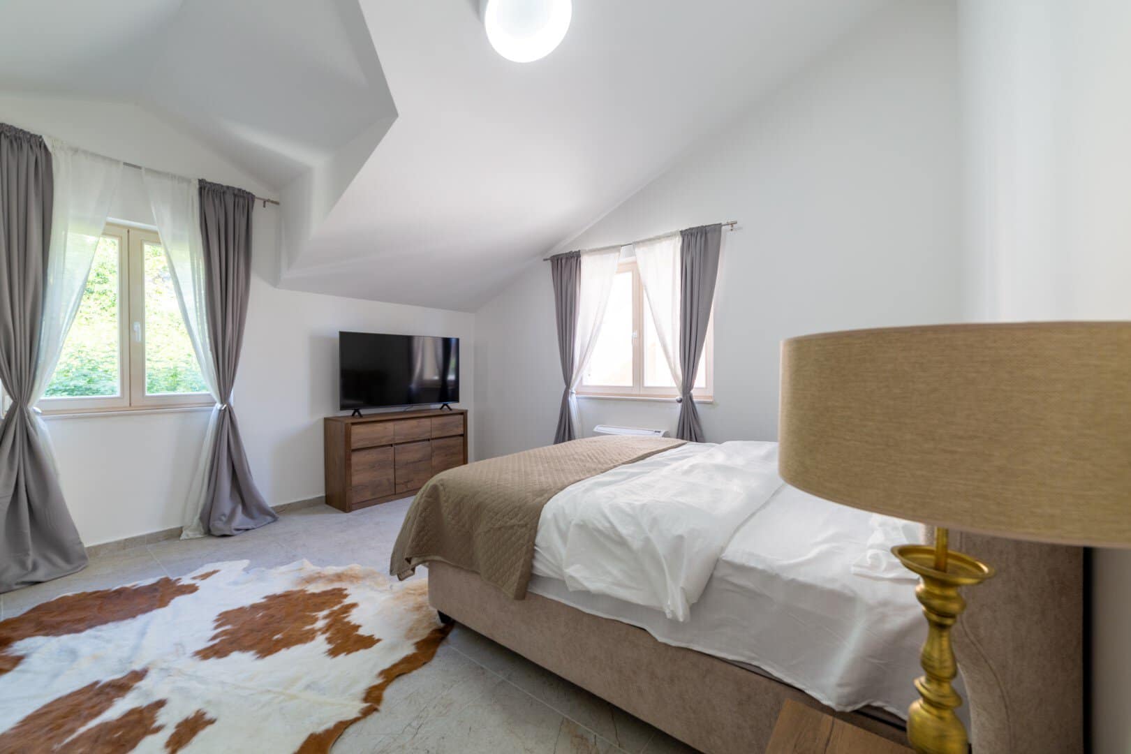 Three-story villa on the first line to the sea for rent in Lepetane (11)