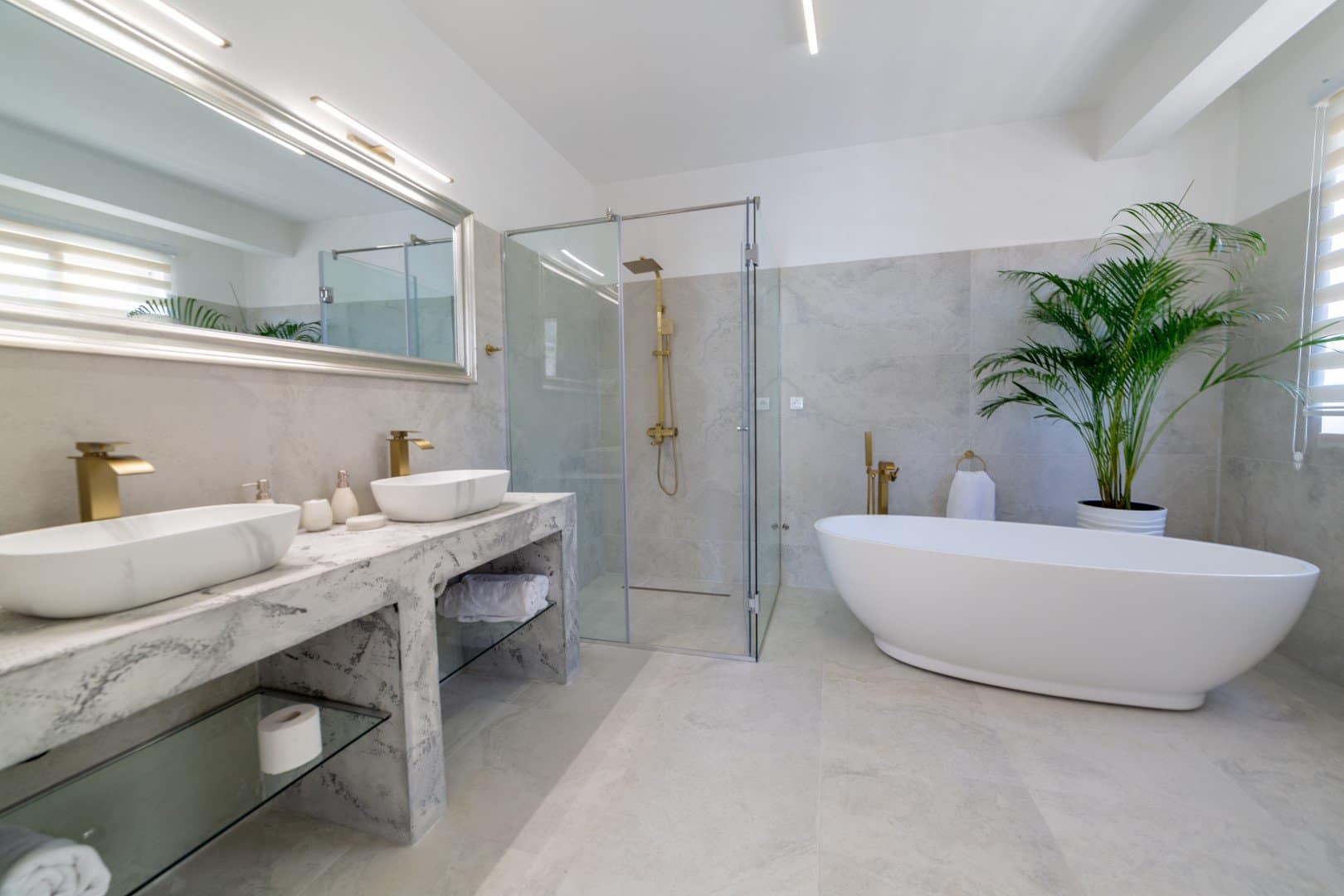 Three-story villa on the first line to the sea for rent in Lepetane (12)