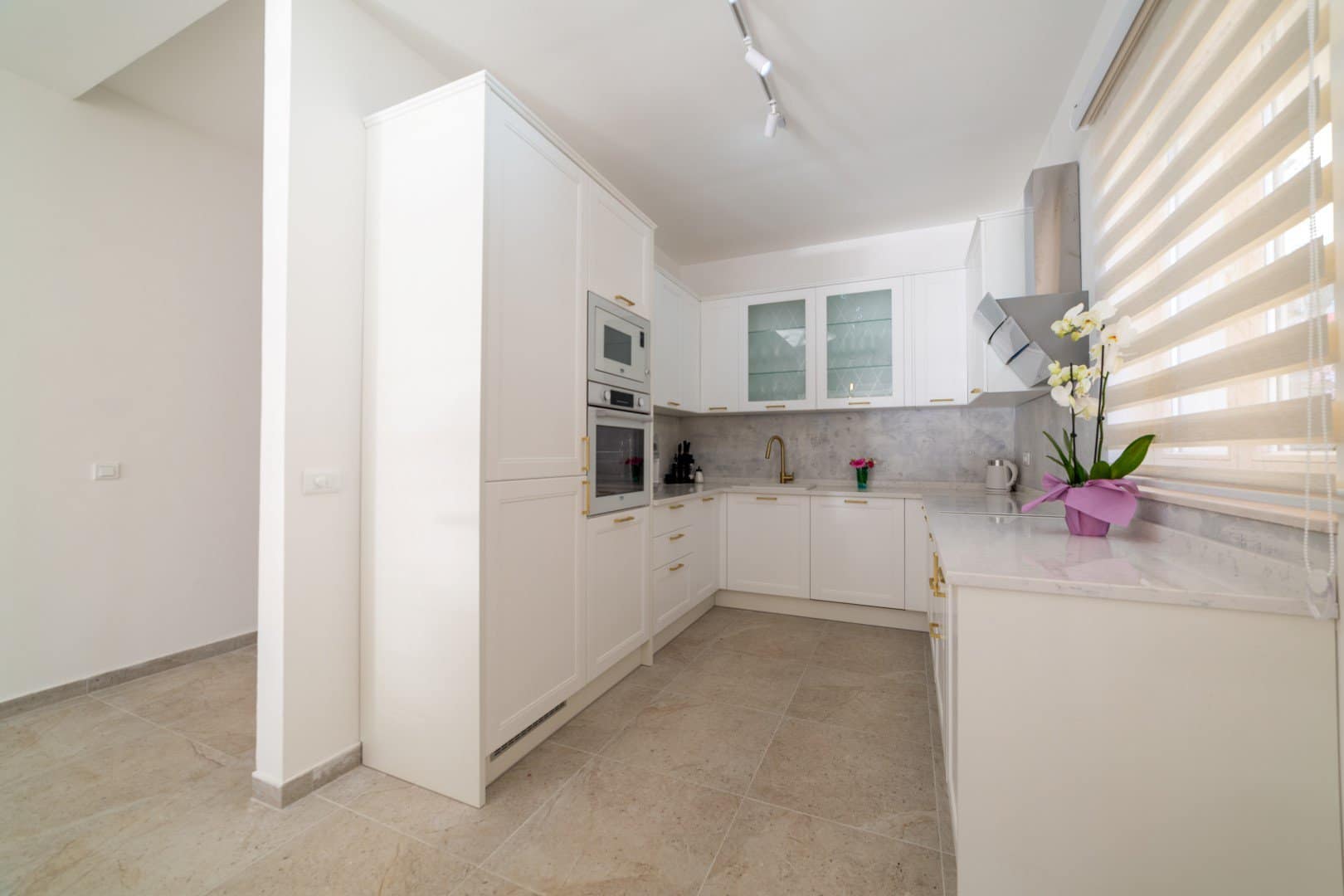 Three-story villa on the first line to the sea for rent in Lepetane (5)