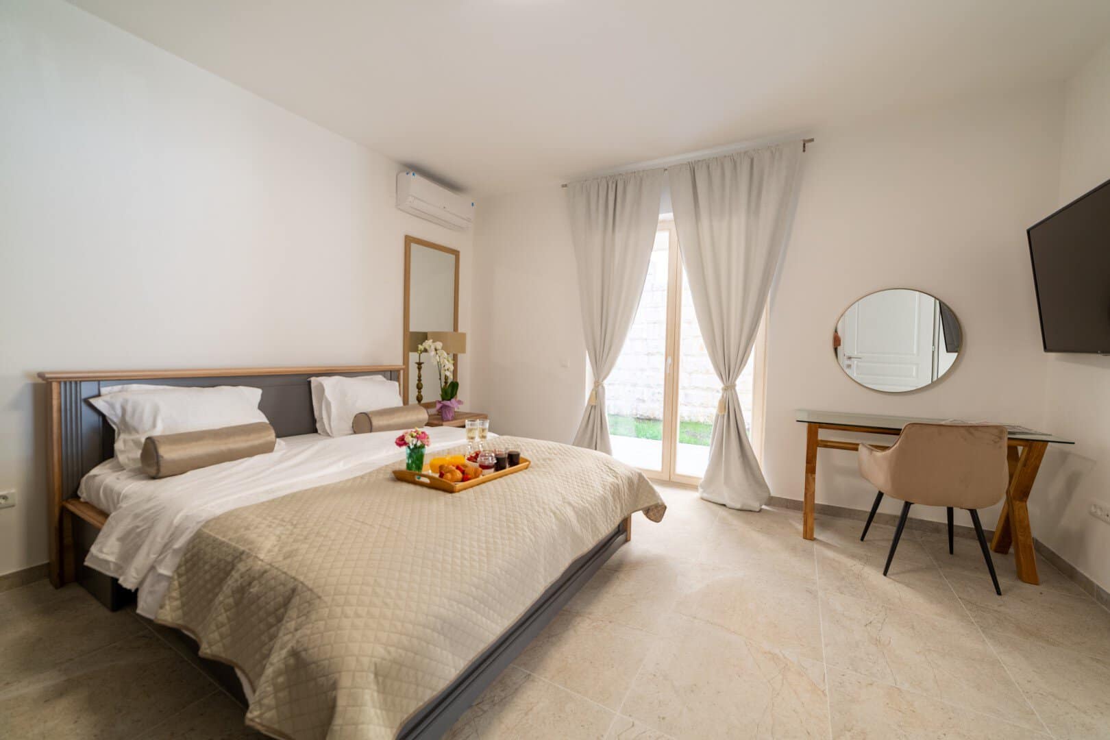 Three-story villa on the first line to the sea for rent in Lepetane (6)