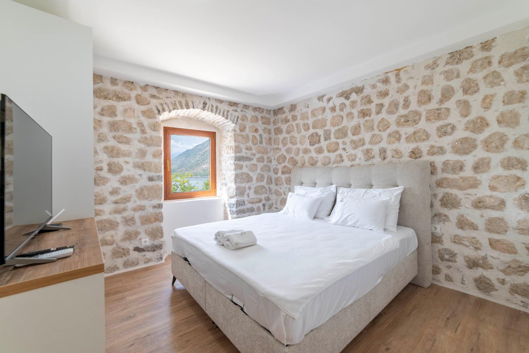Charming stone house Ljuta, For rent (10)