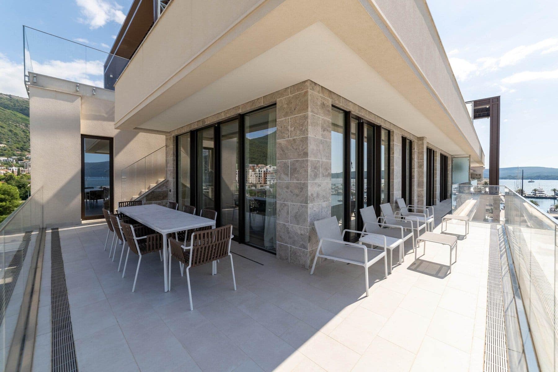 Exclusive Waterfront 3bdr Penthouse Baia with a private rooftop and swimming pool (25)