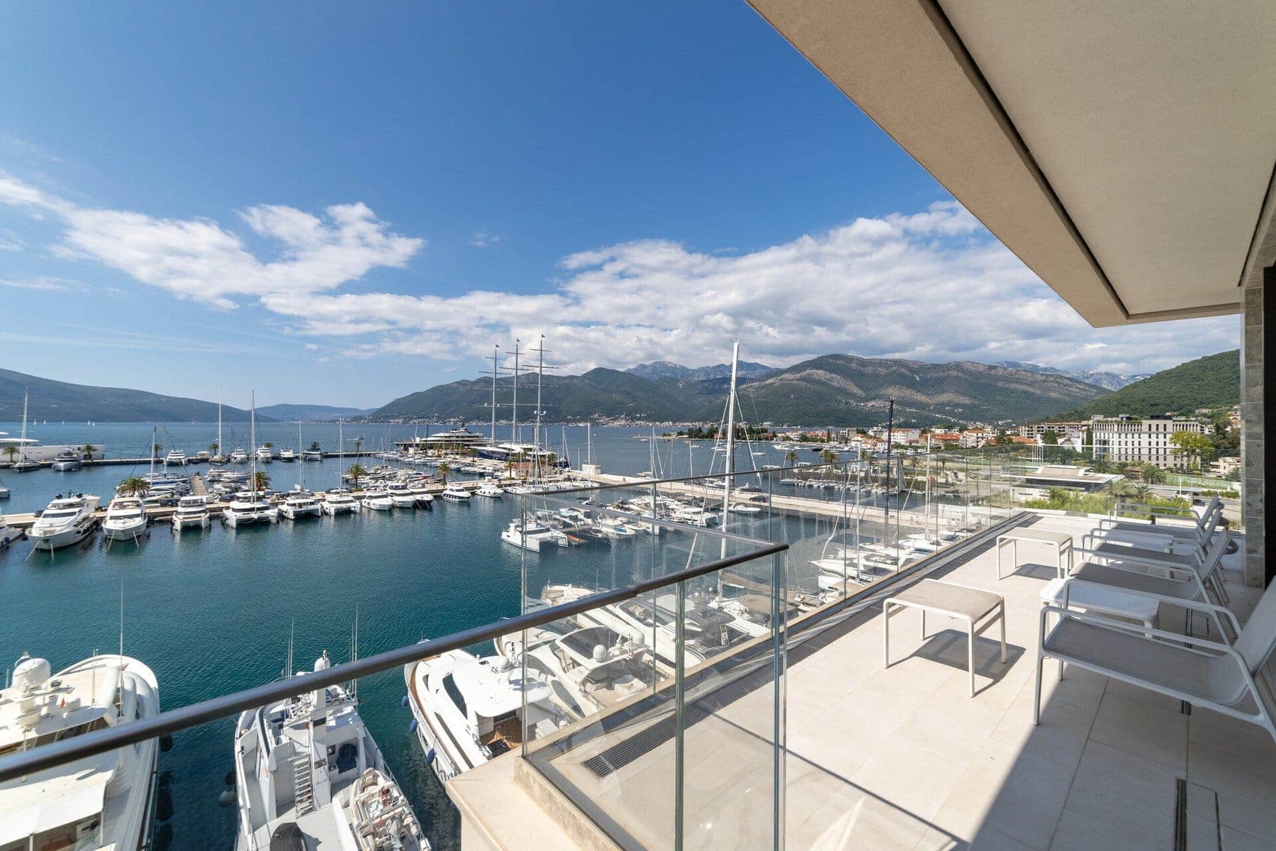 Exclusive Waterfront 3bdr Penthouse Baia with a private rooftop and swimming pool (27)