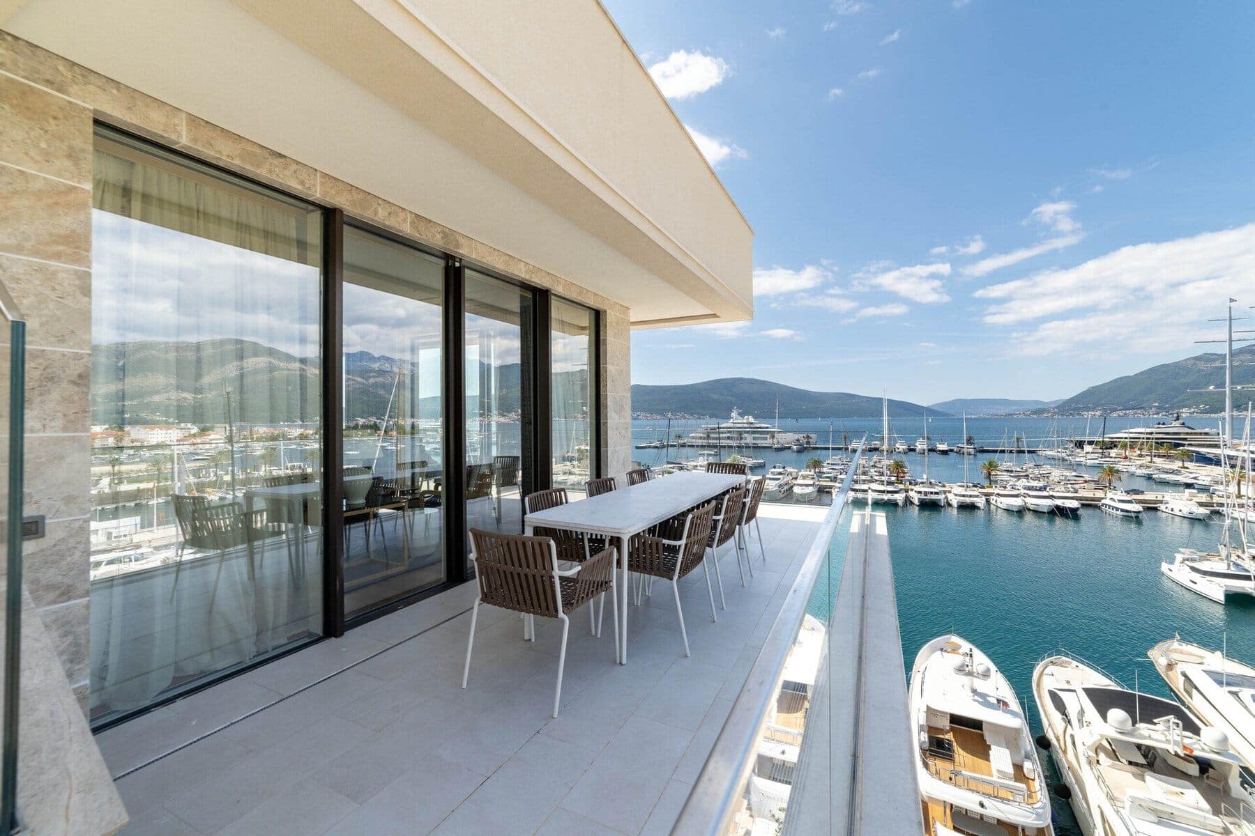 Exclusive Waterfront 3bdr Penthouse Baia with a private rooftop and swimming pool (29)