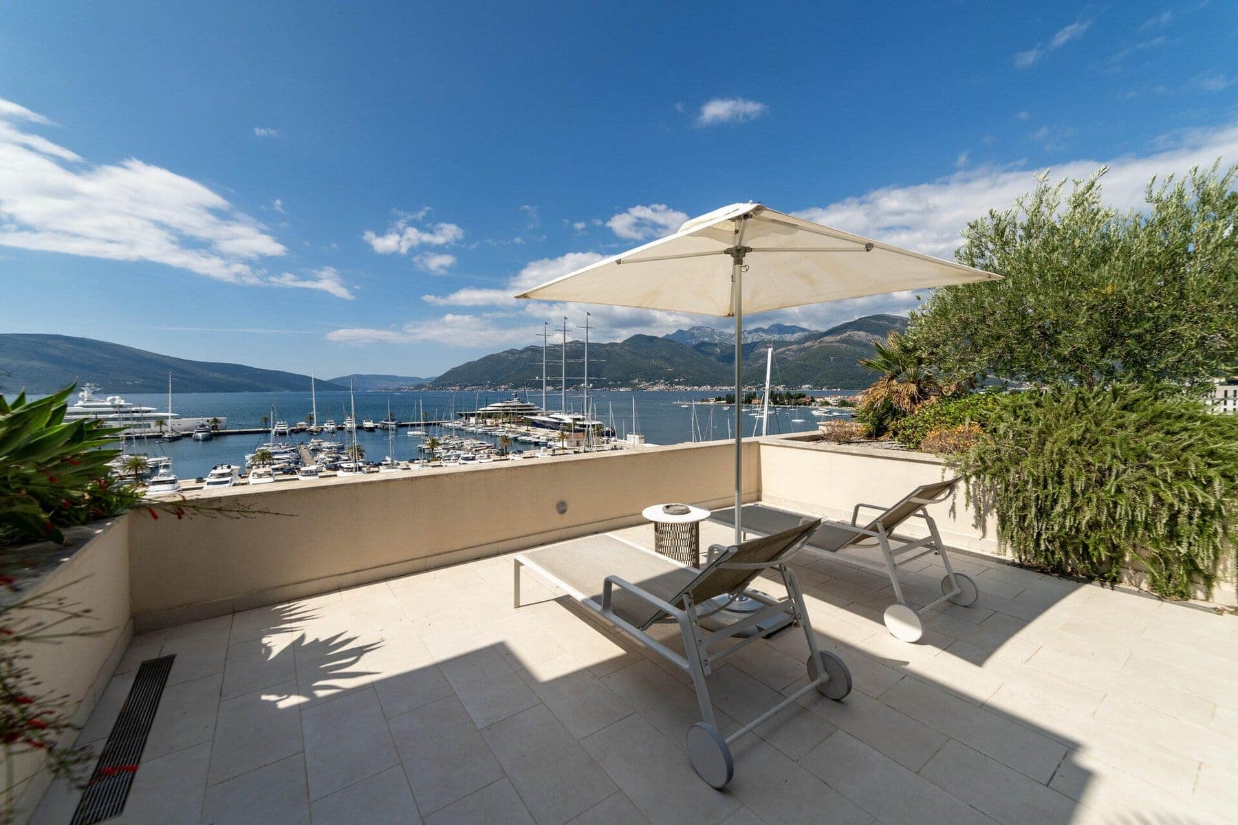 Exclusive Waterfront 3bdr Penthouse Baia with a private rooftop and swimming pool (30)