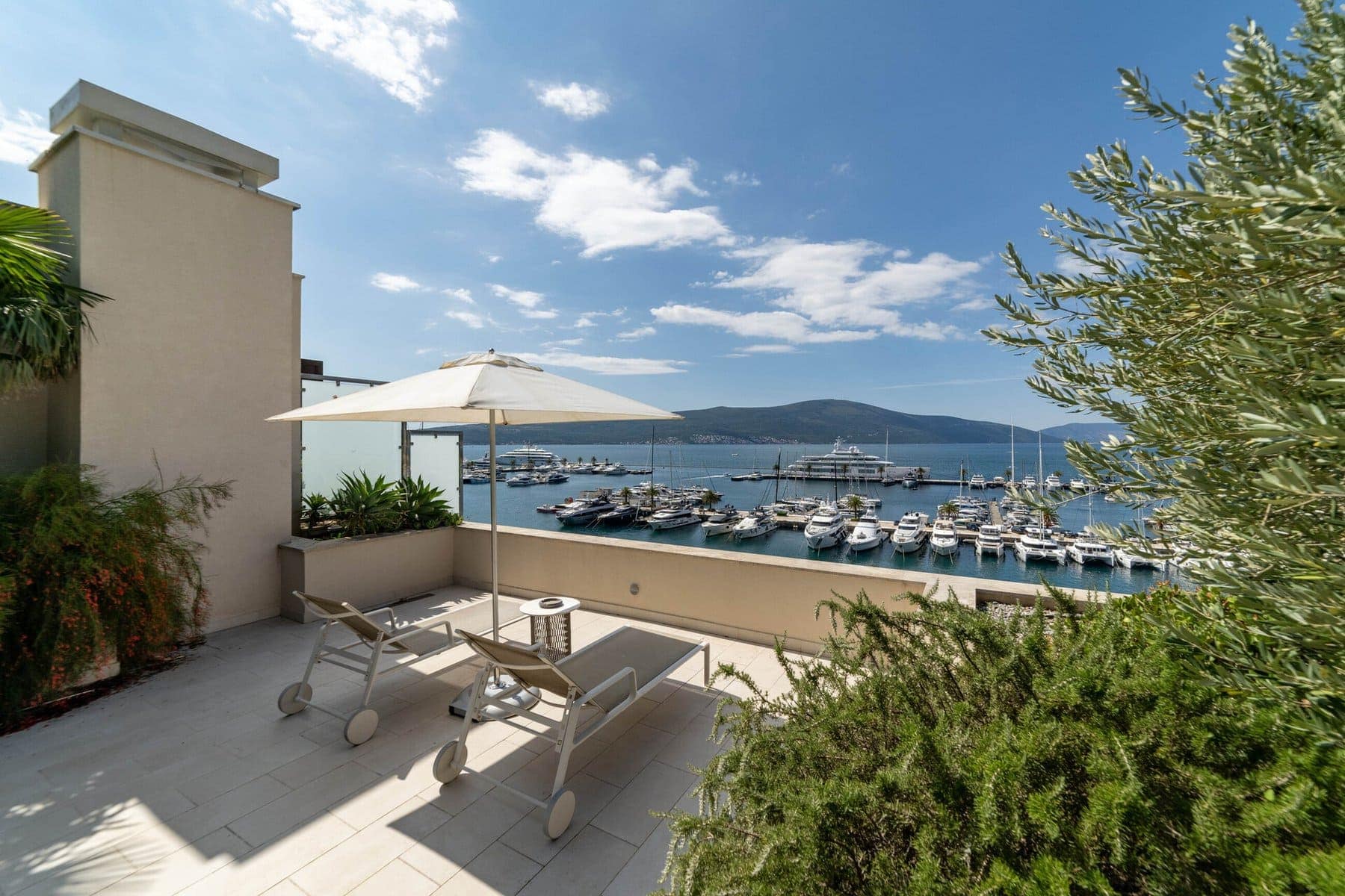 Exclusive Waterfront 3bdr Penthouse Baia with a private rooftop and swimming pool (31)