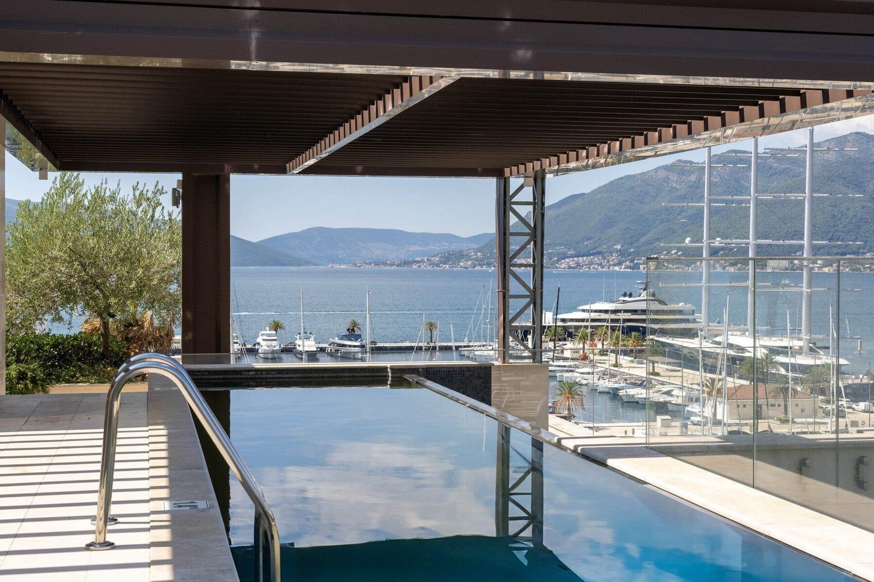 Exclusive Waterfront 3bdr Penthouse Baia with a private rooftop and swimming pool (32)