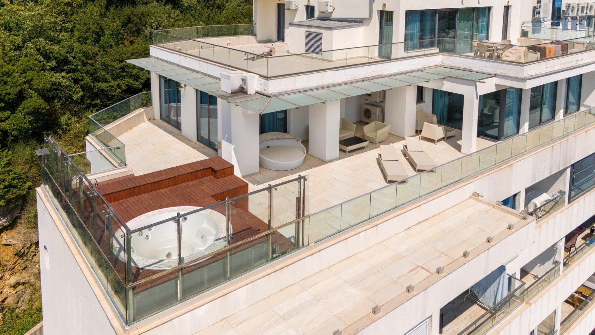 Exclusive 4-bdr apartment, Becici (17)