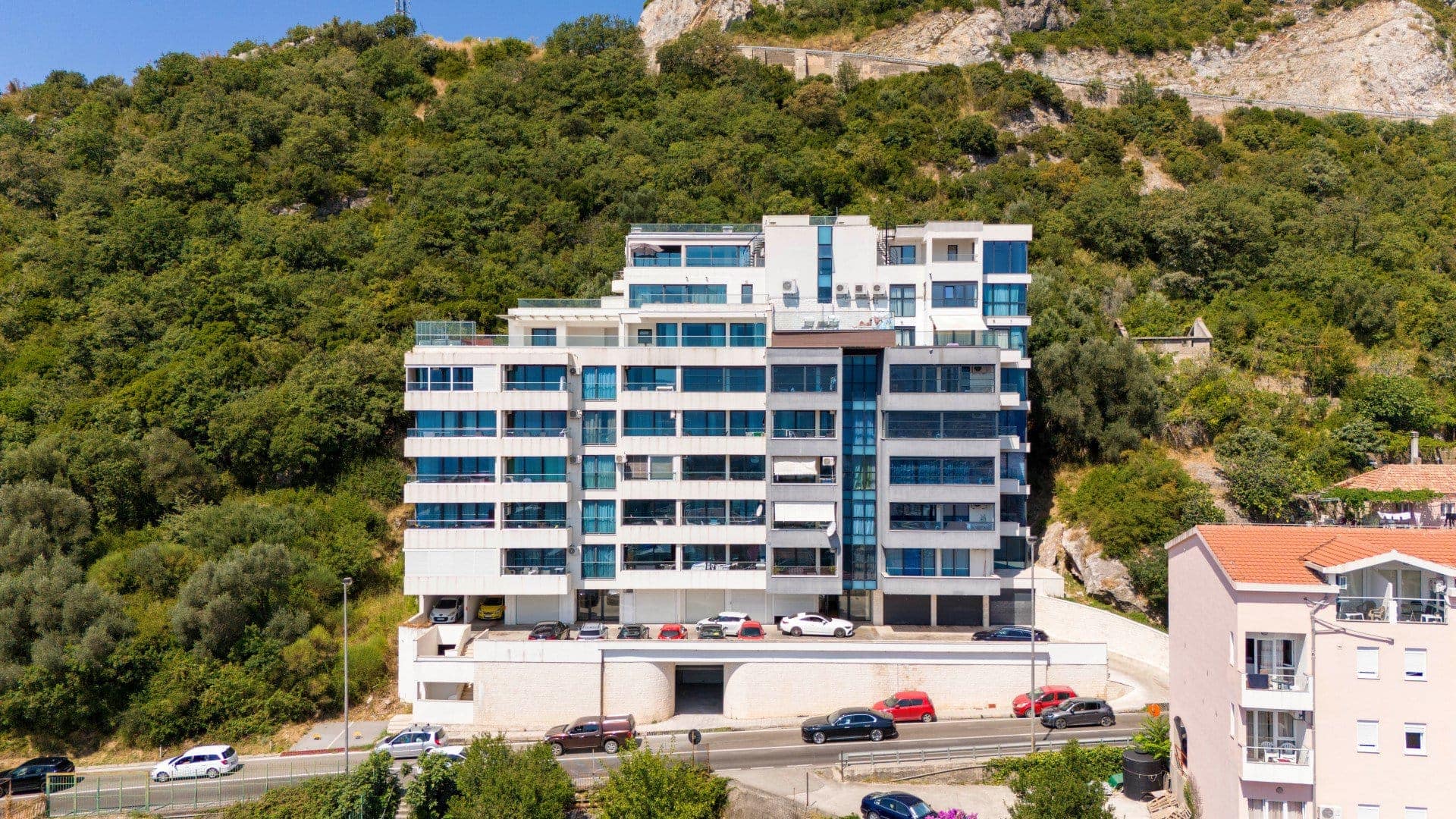 Exclusive 4-bdr apartment, Becici (18)