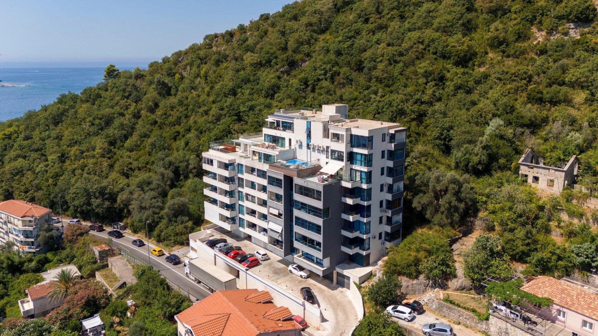 Exclusive 4-bdr apartment, Becici (19)