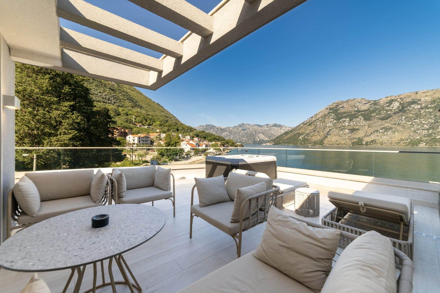 Luxury branded villa on the first line to the sea, Stoliv (12)
