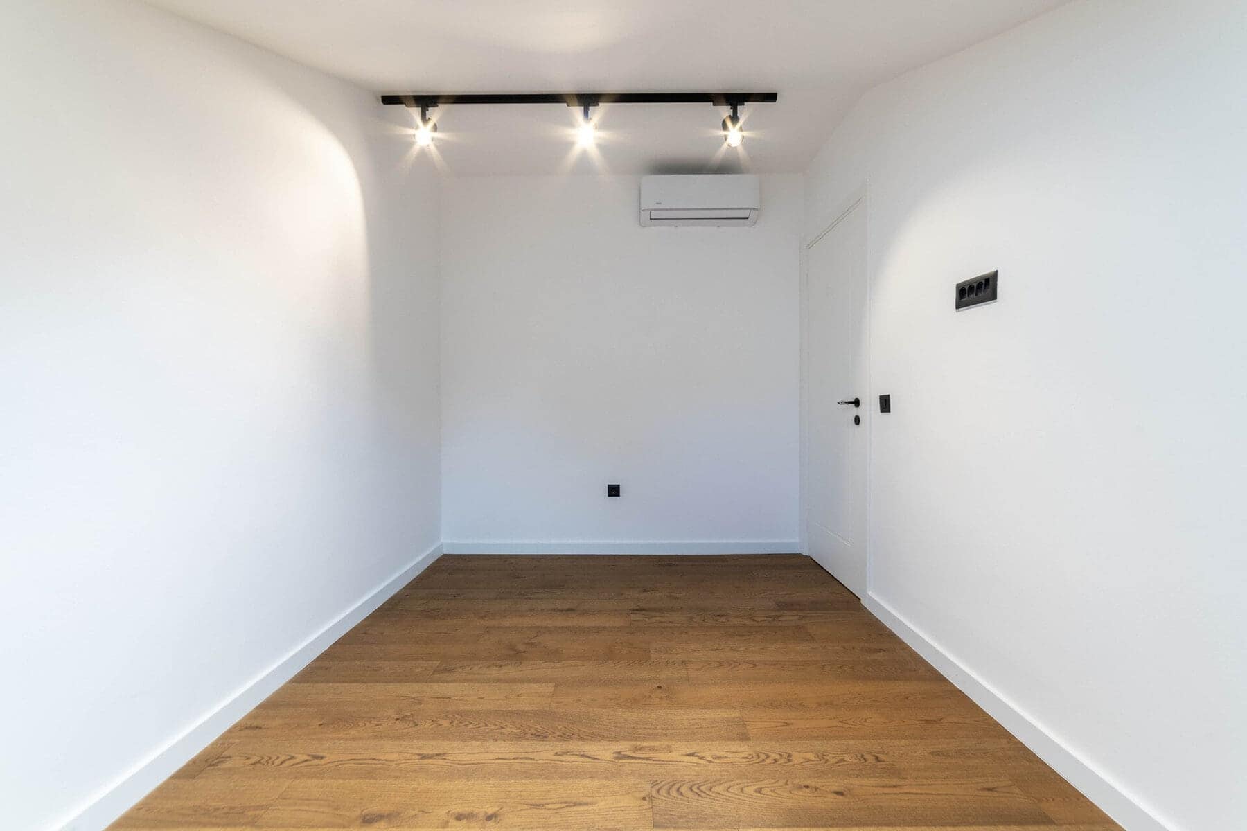 SOLD Renovated 2bdr Apartment in Tivat center (11)