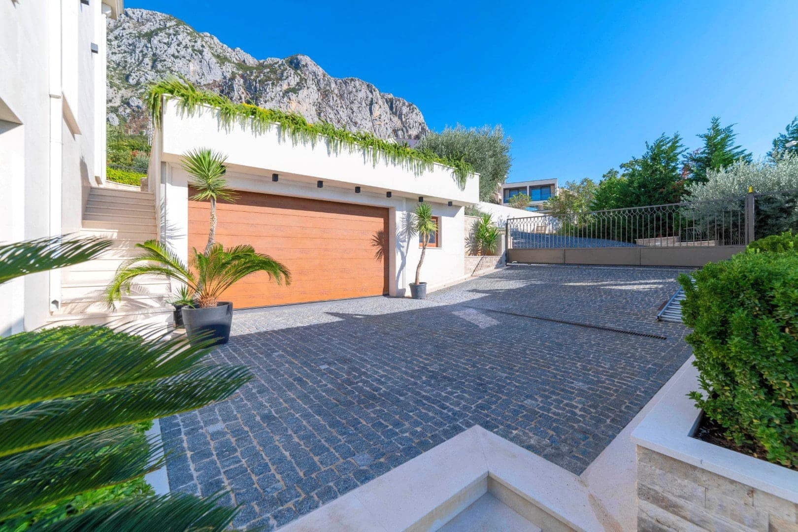 Blizikuce Contemporary Villa (29)