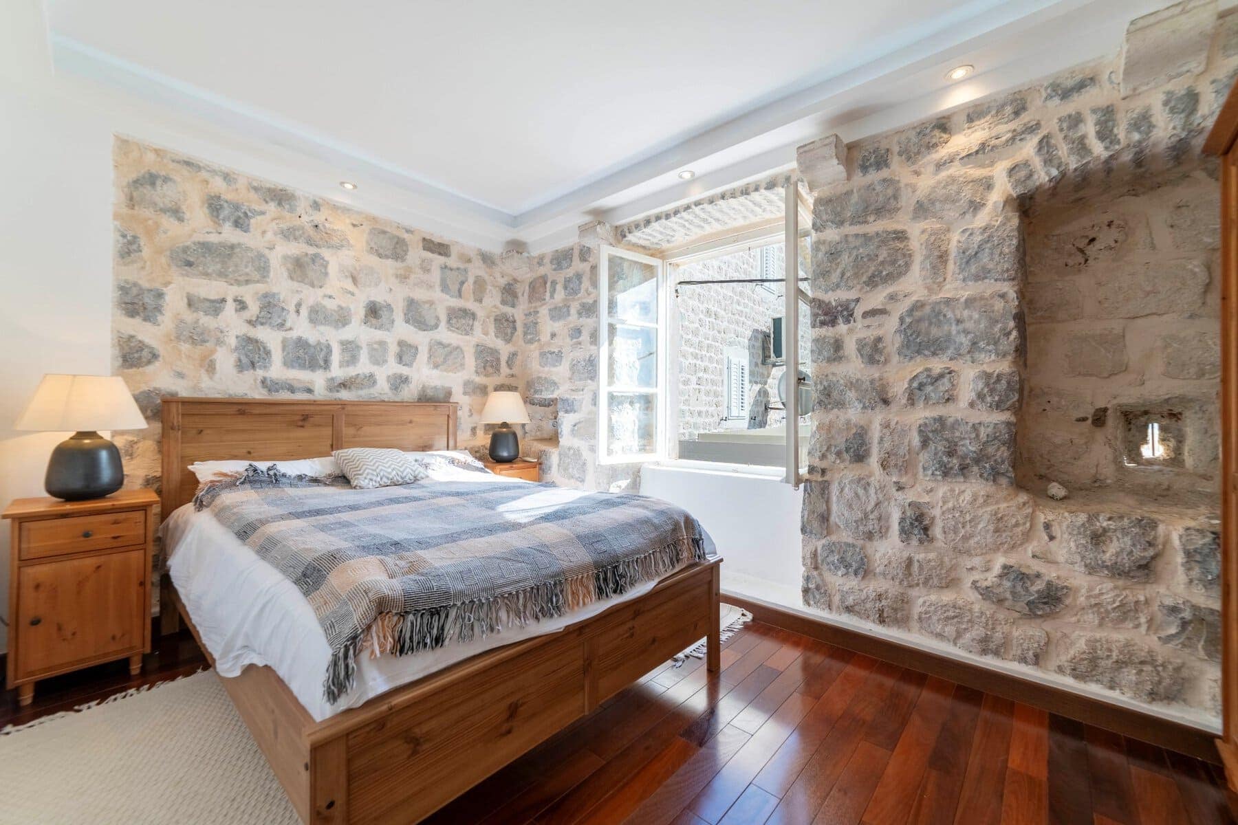 Charming waterfront stone house with a swimming pool, Perast (11)