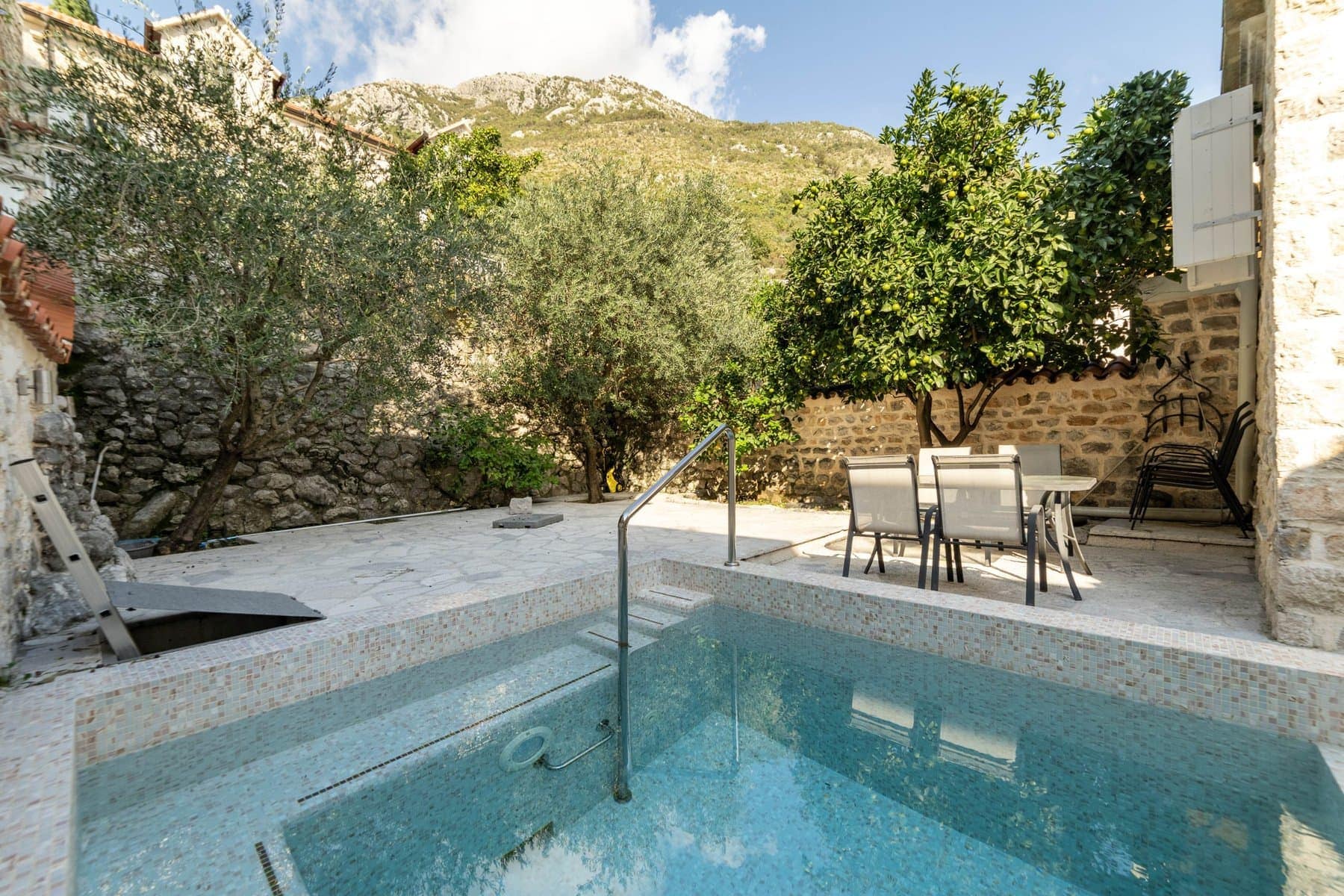 Charming waterfront stone house with a swimming pool, Perast (20)