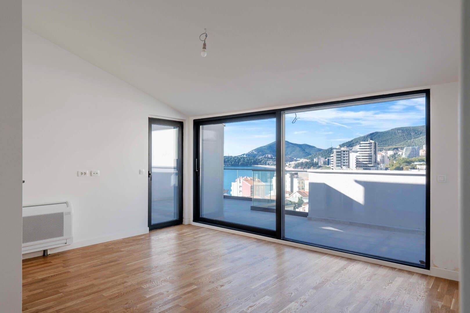 New 3-bdr penthouse apartment with sea view, Rafailovici (11)
