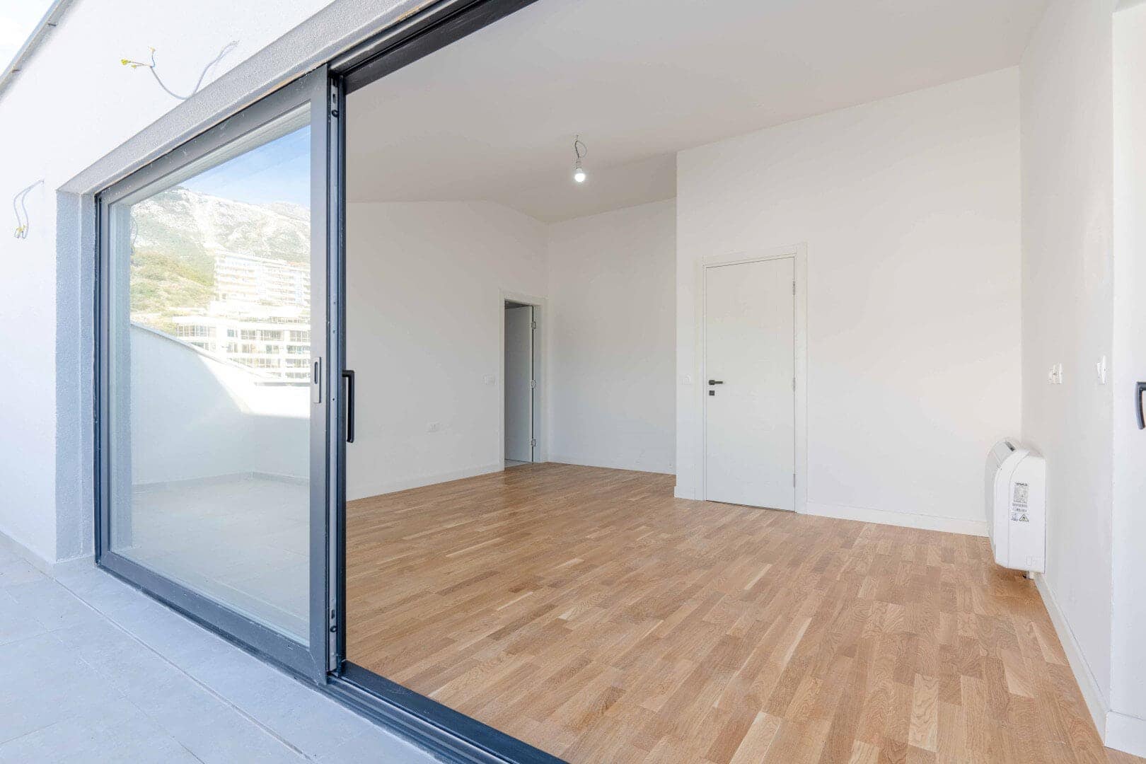New 3-bdr penthouse apartment with sea view, Rafailovici (12)