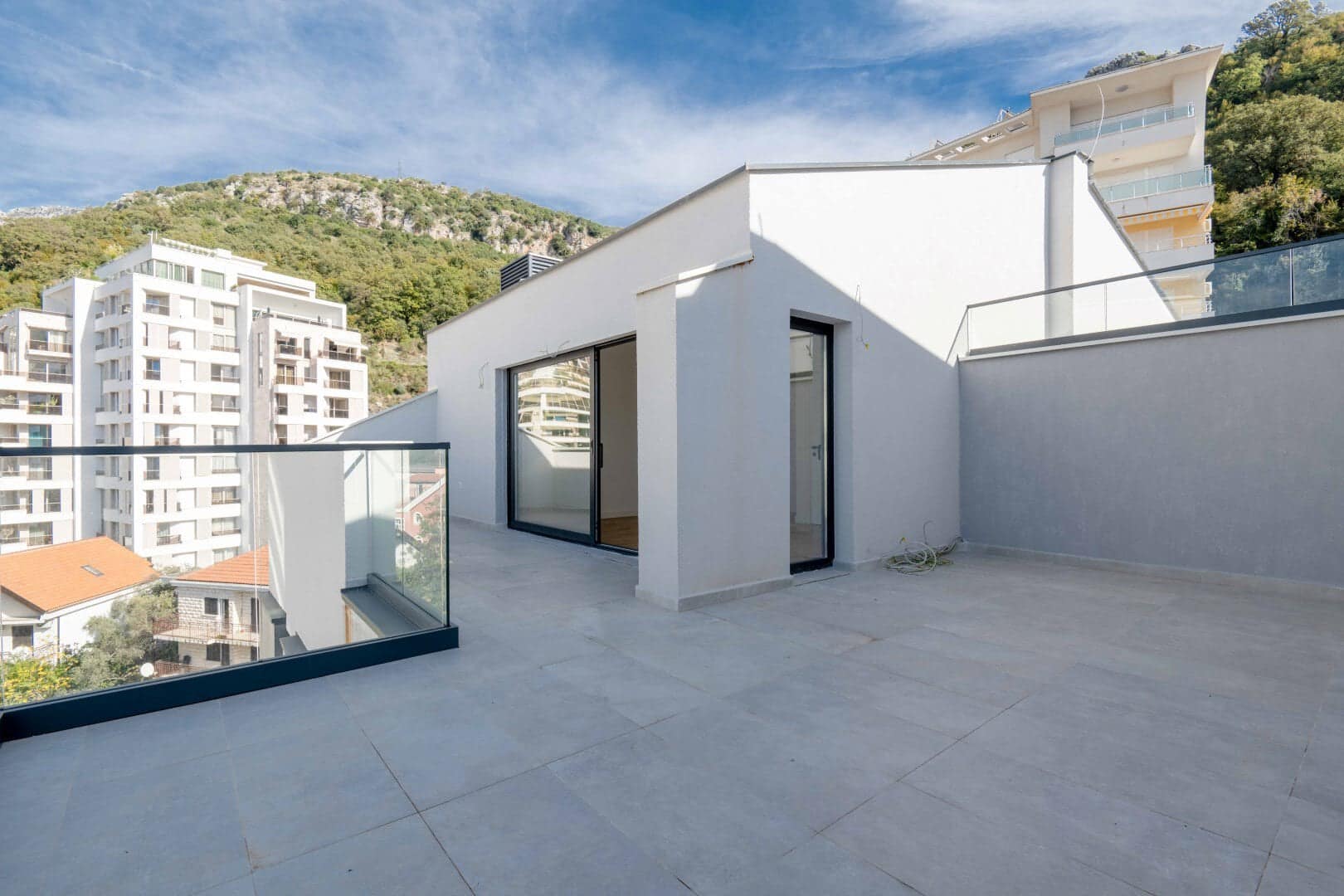 New 3-bdr penthouse apartment with sea view, Rafailovici (20)