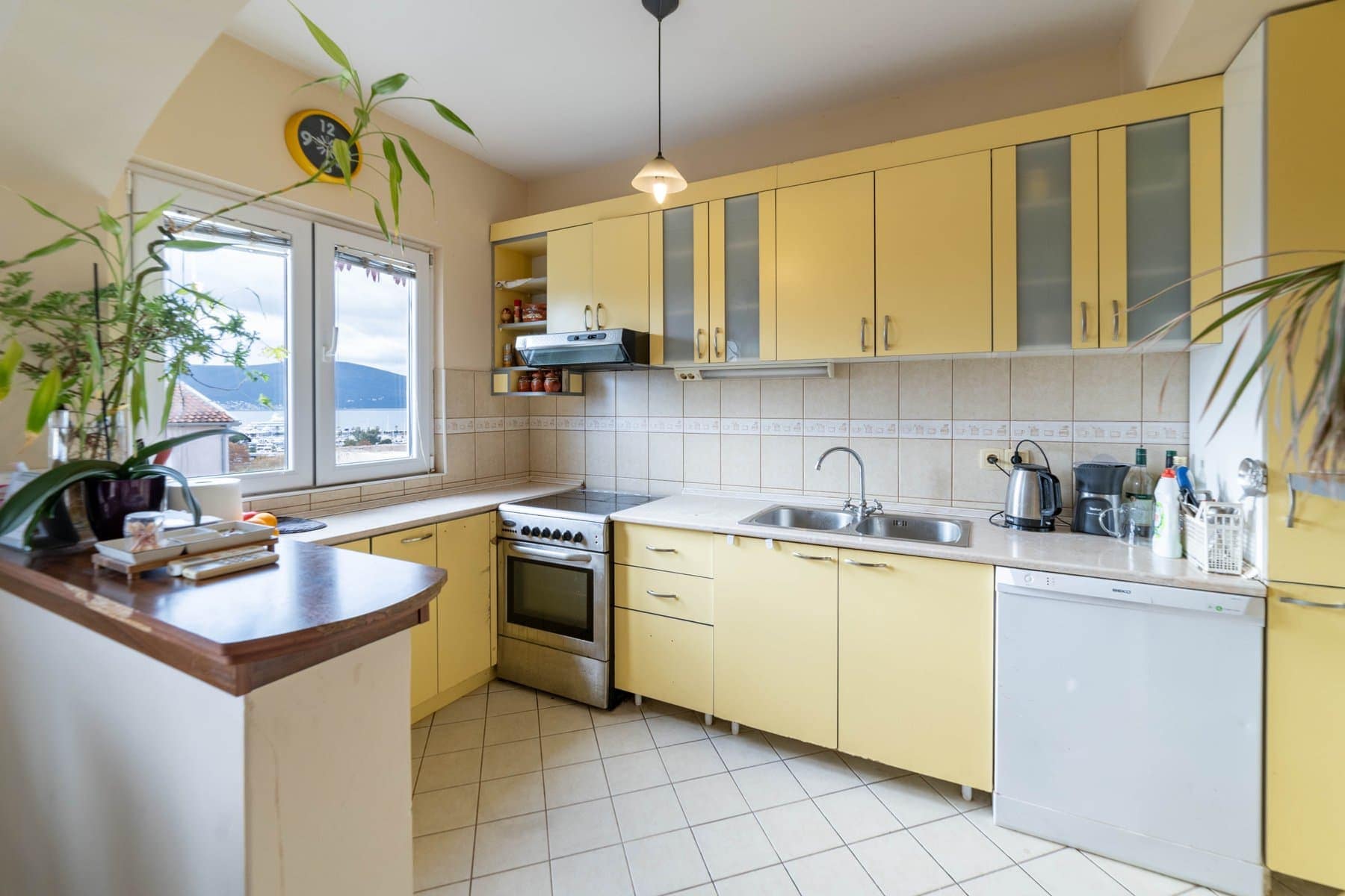 Tivat, Pod Kuk – three-bedroom furnished apartment with two large terraces and a view of the sea (6)