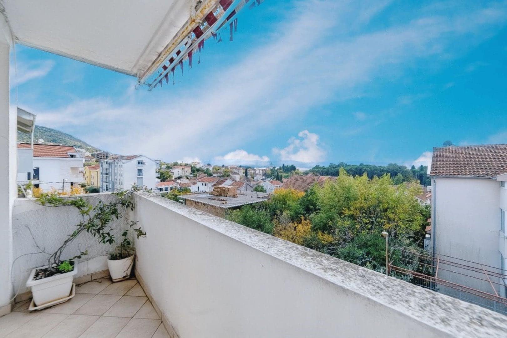 Tivat, Pod Kuk – three-bedroom furnished apartment with two large terraces and a view of the sea (11)