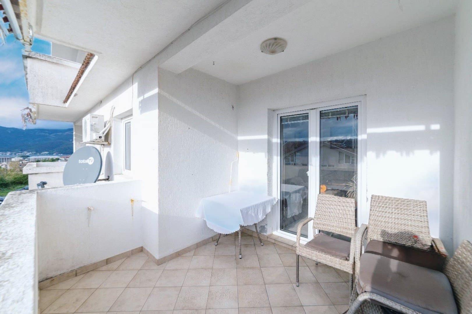 Tivat, Pod Kuk – three-bedroom furnished apartment with two large terraces and a view of the sea (12)