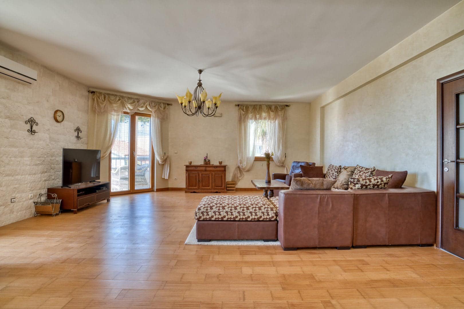 Furnished 3-bdr apartment with open sea view, Sveti Stefan (5)
