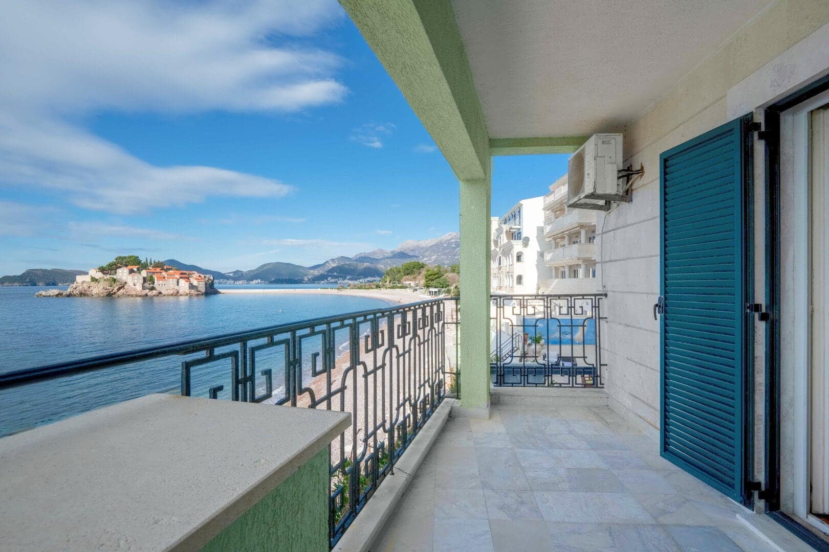Seafront 3-bdr apartment, Sveti Stefan (11)