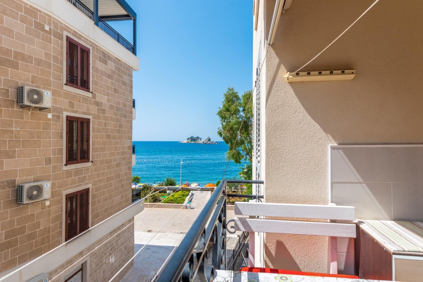 One-bedroom apartment on the first line to the sea, Petrovac, Budva (20)