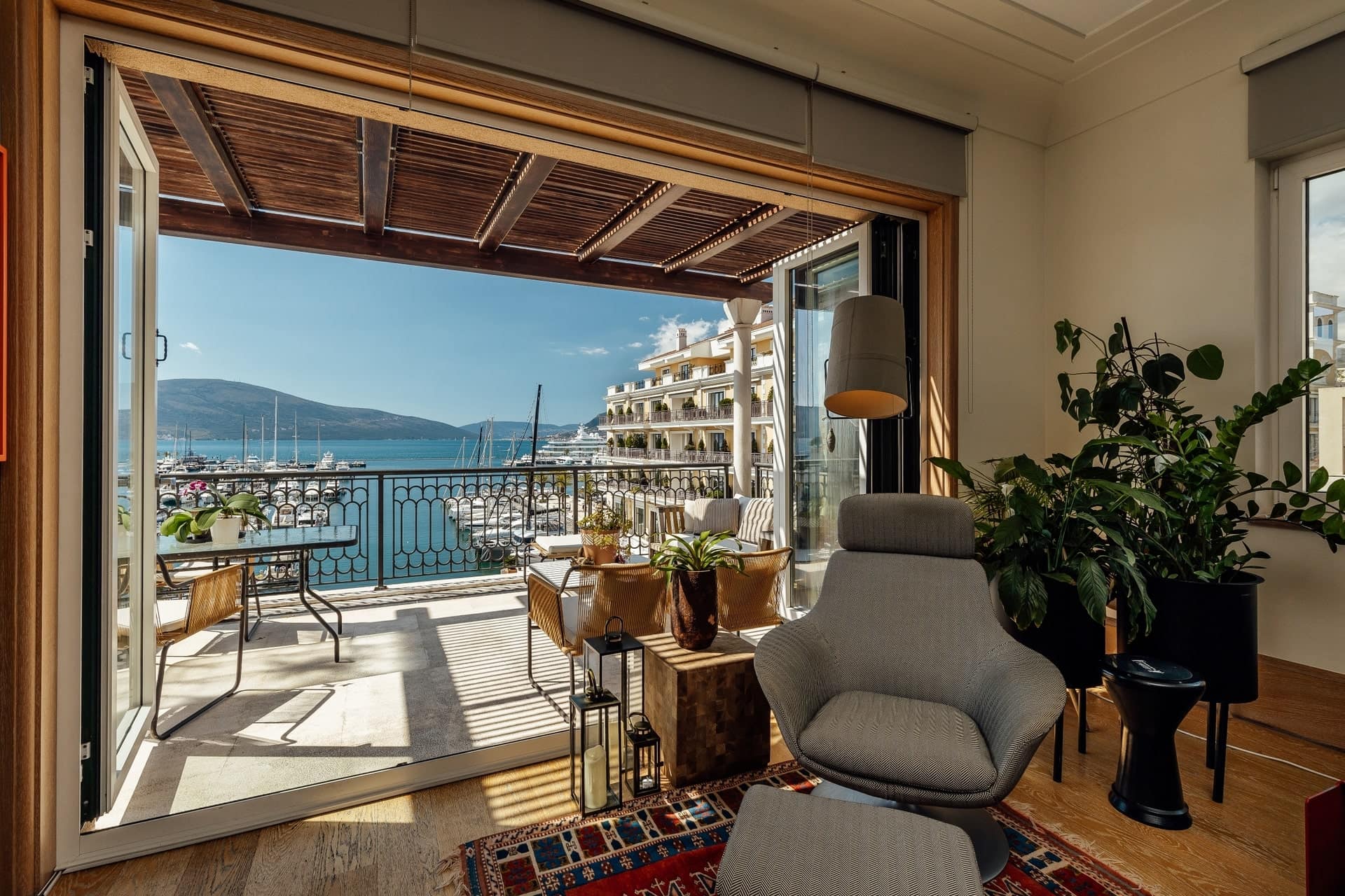 Waterfront Penthouse in Tara Building, Porto Montenegro (7)