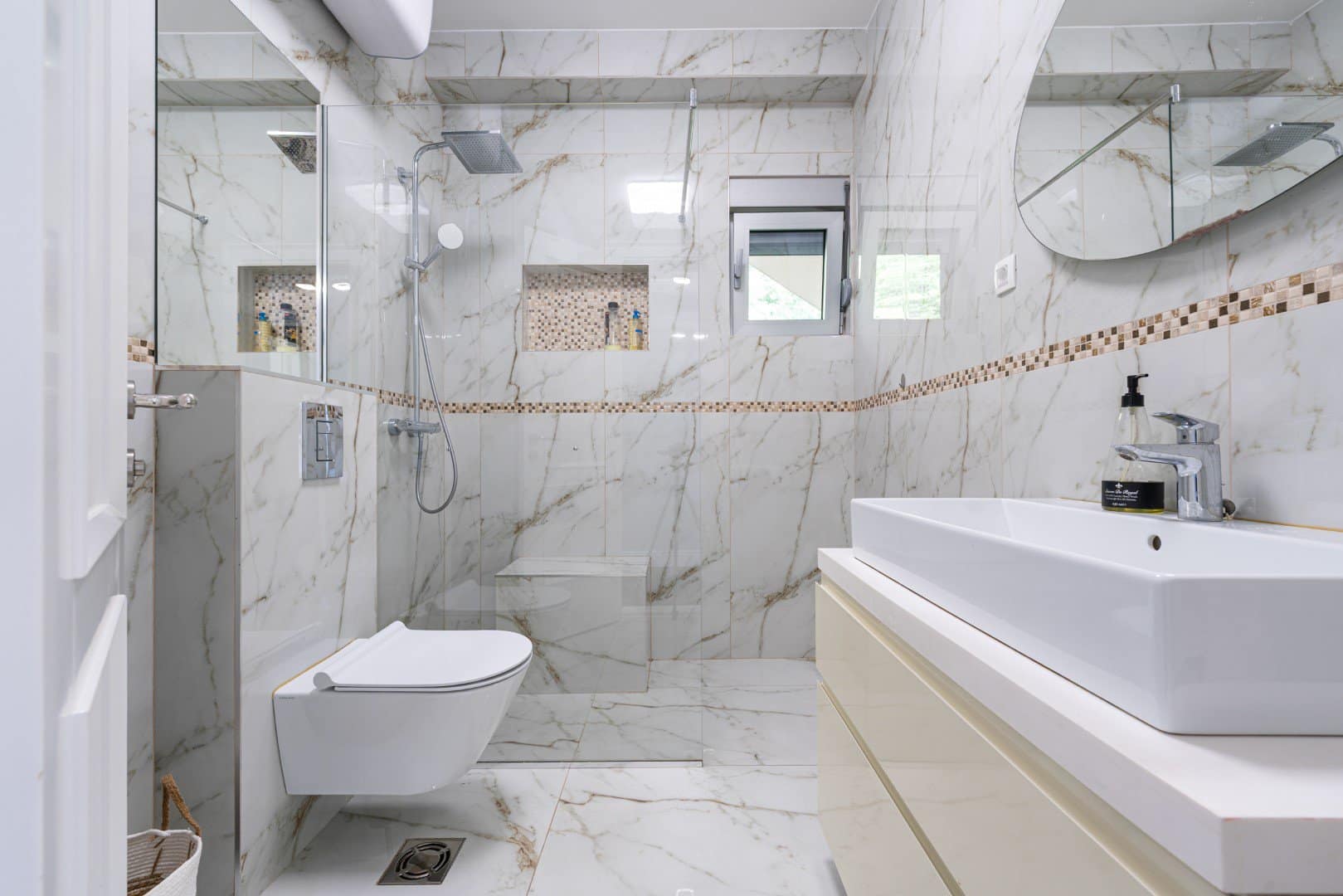 Spacious, two-bedroom apartment with panoramic sea view, Kotor, Dobrota (9)