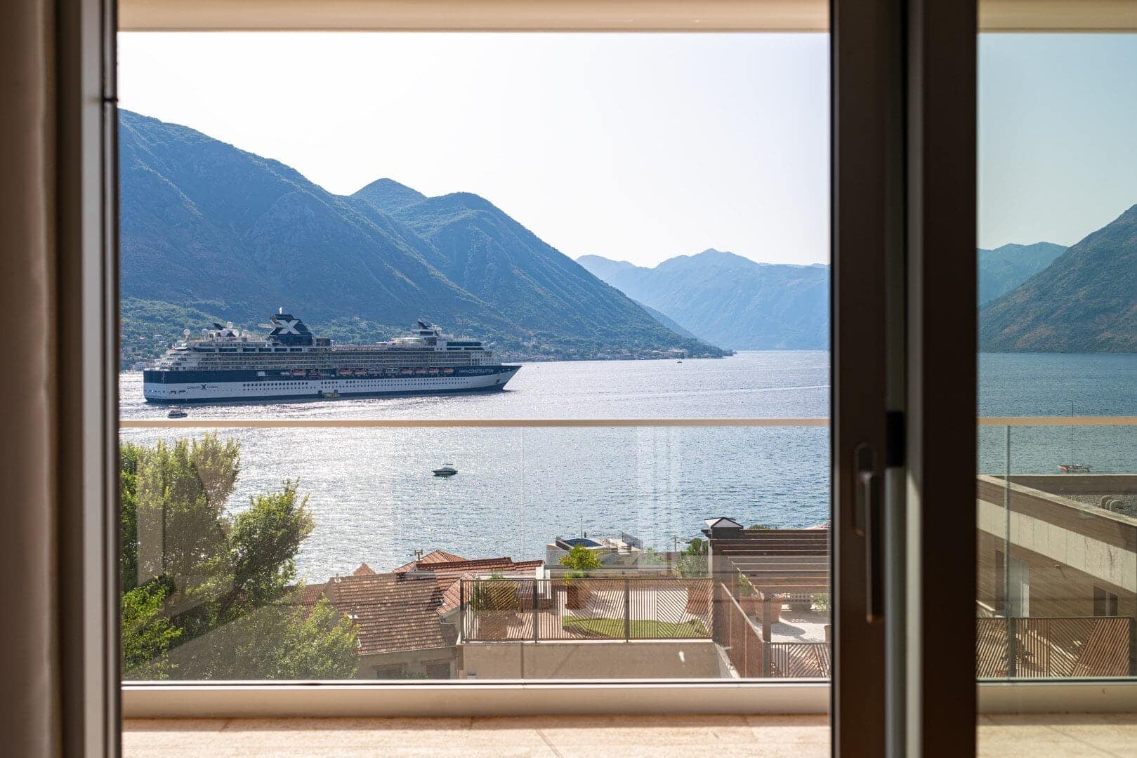 Spacious, two-bedroom apartment with panoramic sea view, Kotor, Dobrota (11)