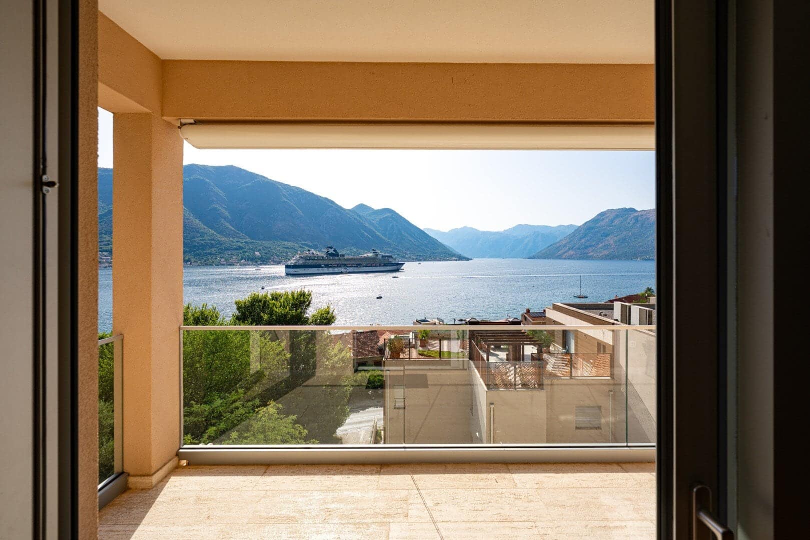 Spacious, two-bedroom apartment with panoramic sea view, Kotor, Dobrota (12)