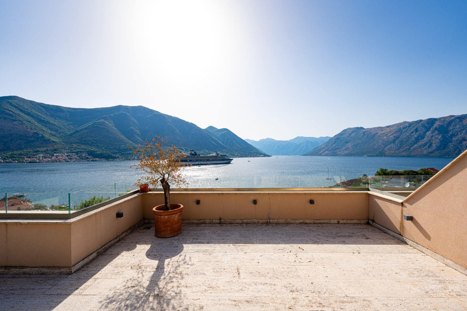 Spacious, two-bedroom apartment with panoramic sea view, Kotor, Dobrota (13)